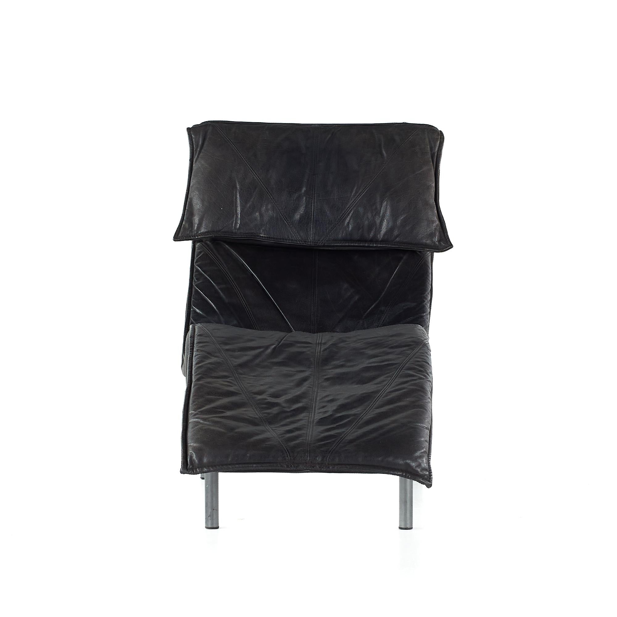 Früher Tord Bjorklund für Ikea Midcentury Chaise Leather Lounge Chair

Diese Chaise misst: 28 breit x 61 tief x 37,5 Zoll hoch mit einer Sitzhöhe von 14 Zoll

Alle Möbelstücke sind in einem so genannten restaurierten Vintage-Zustand zu haben.