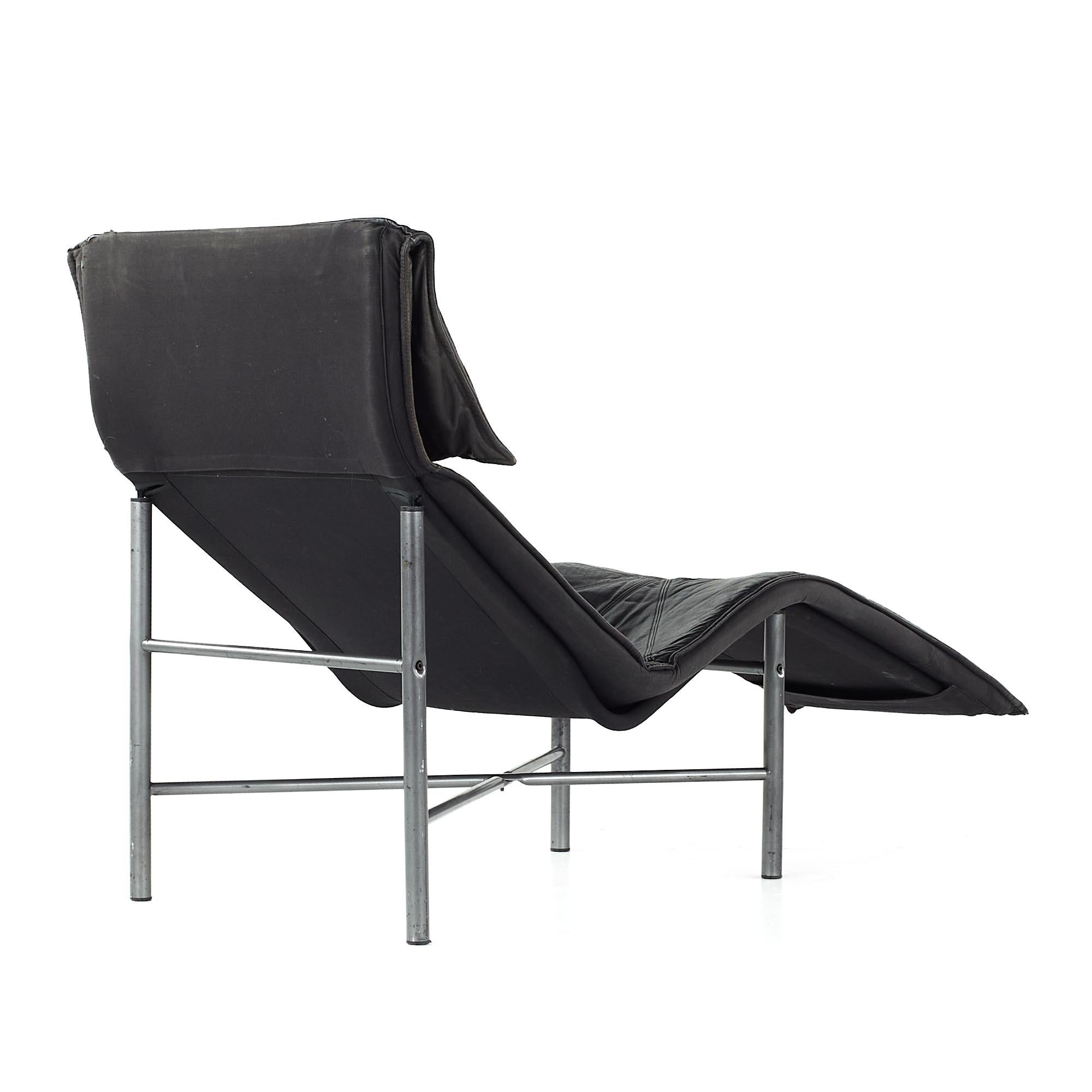 Suédois Early Tord Bjorklund for Ikea Midcentury Chaise Lounge en cuir en vente