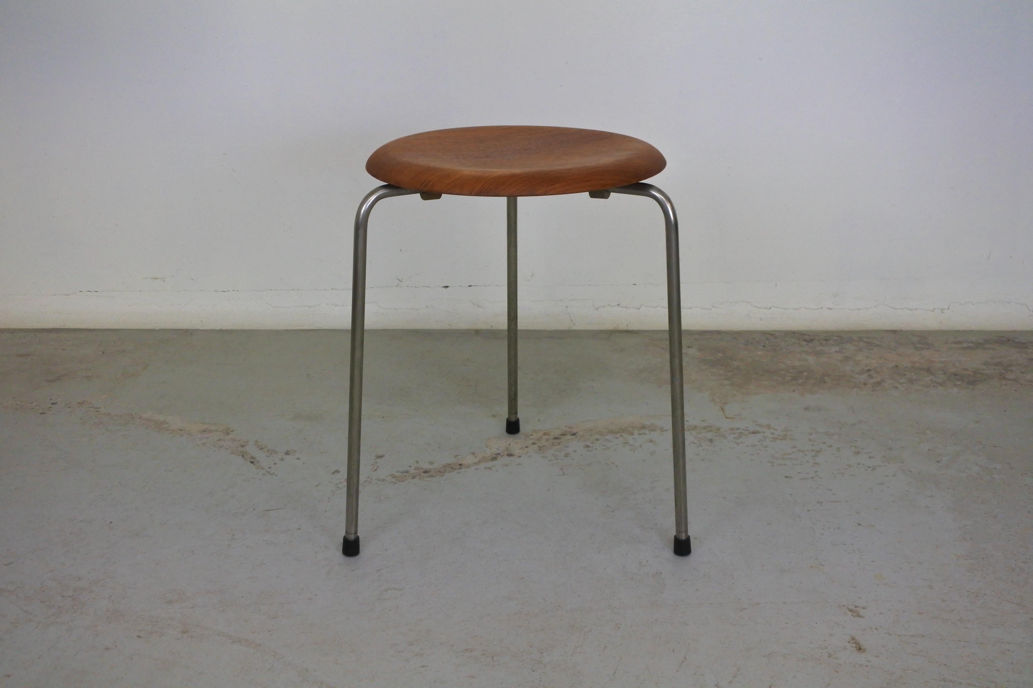 Original tripod Dot stool by danish manufacturer Fritz Hansen.
Moulded seat in teak veneer, plated copper feet.
Marked accordingly 