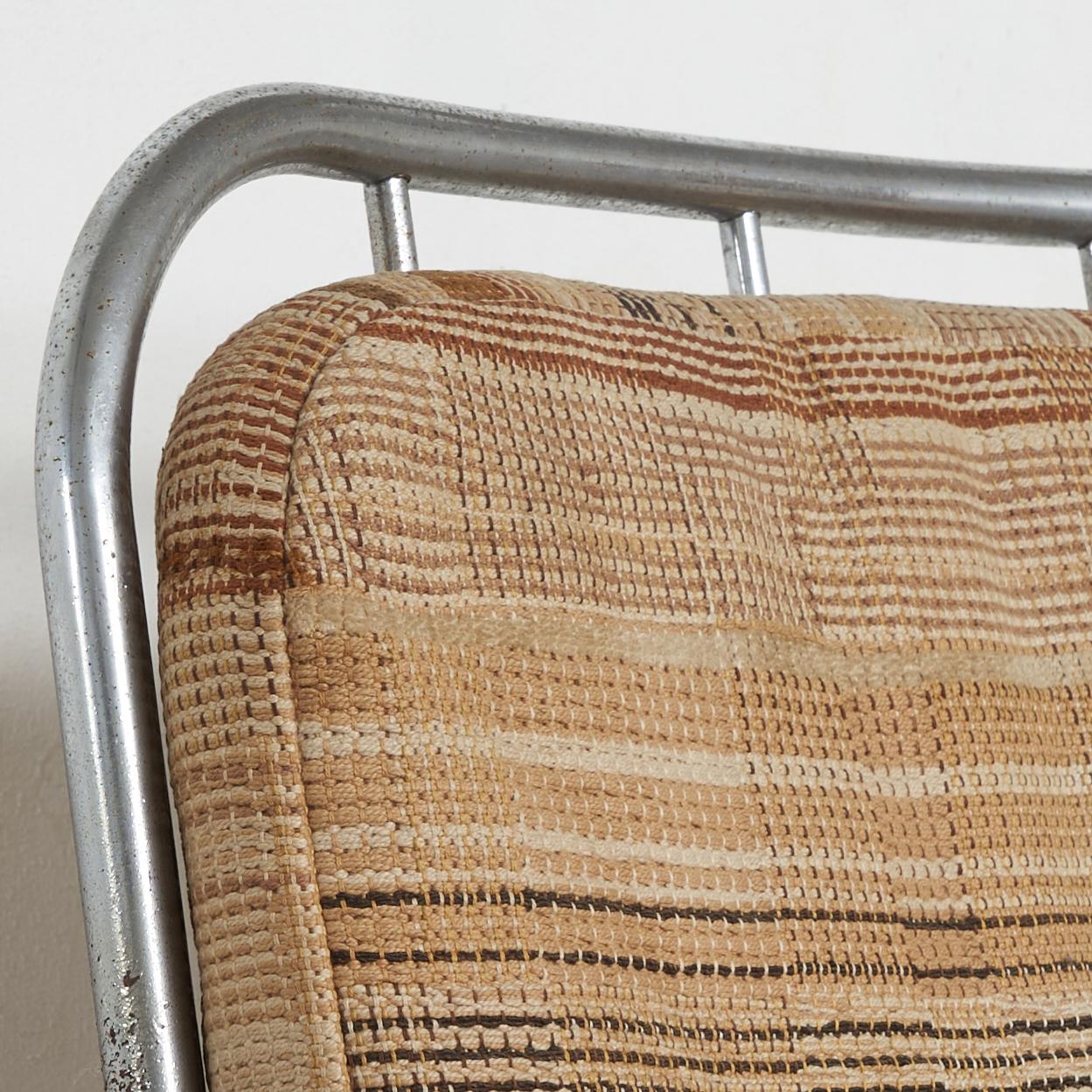 20ième siècle Chaise ancienne tubulaire en tissu d'ameublement d'origine en vente