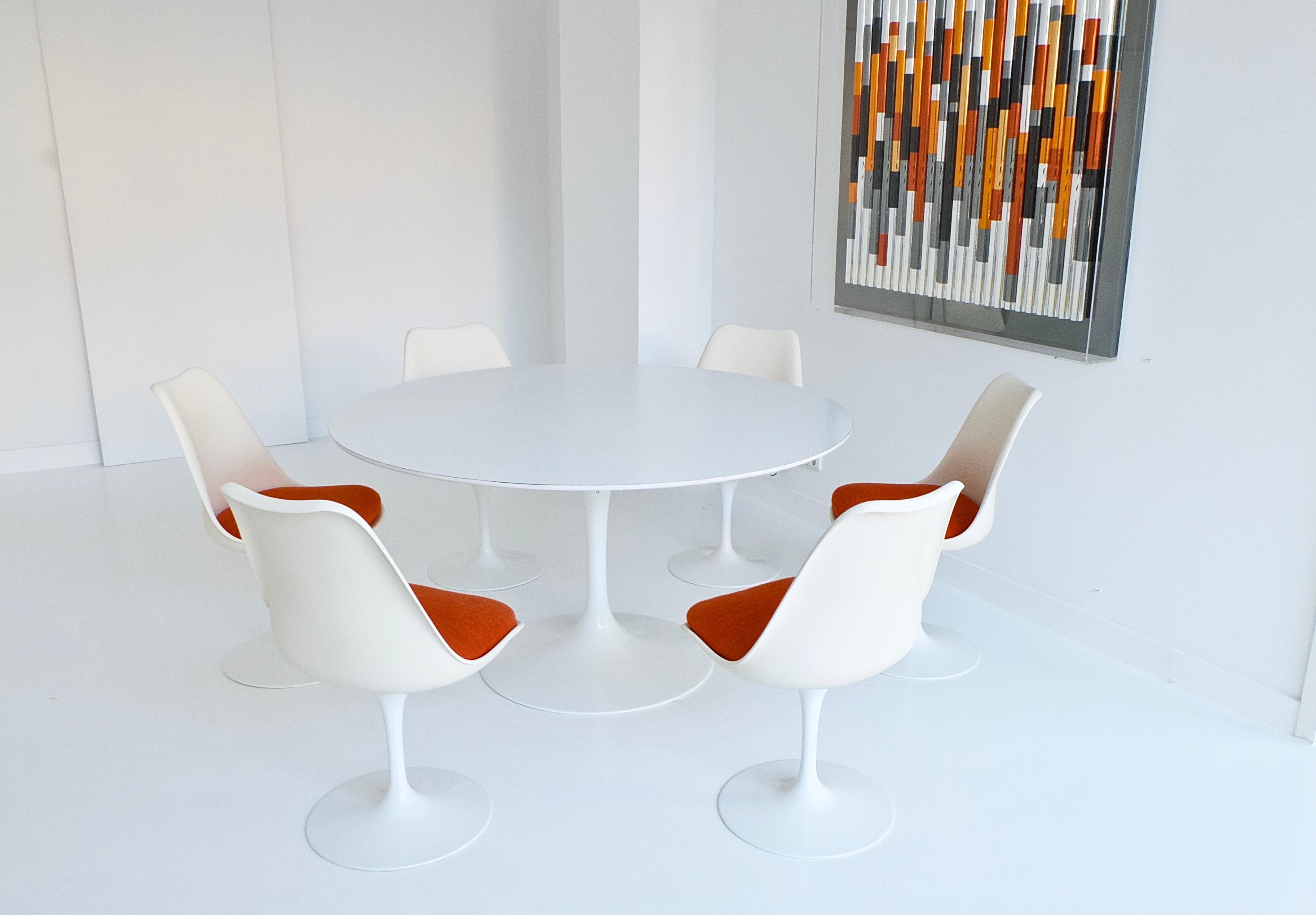 This dining set, consisting of a round dining table and 6 side chairs, dates back to the 1970s and is in very good vintage condition.

The white color of the plastic seat shells differs slightly from the powder-coated cast aluminium legs, this is
