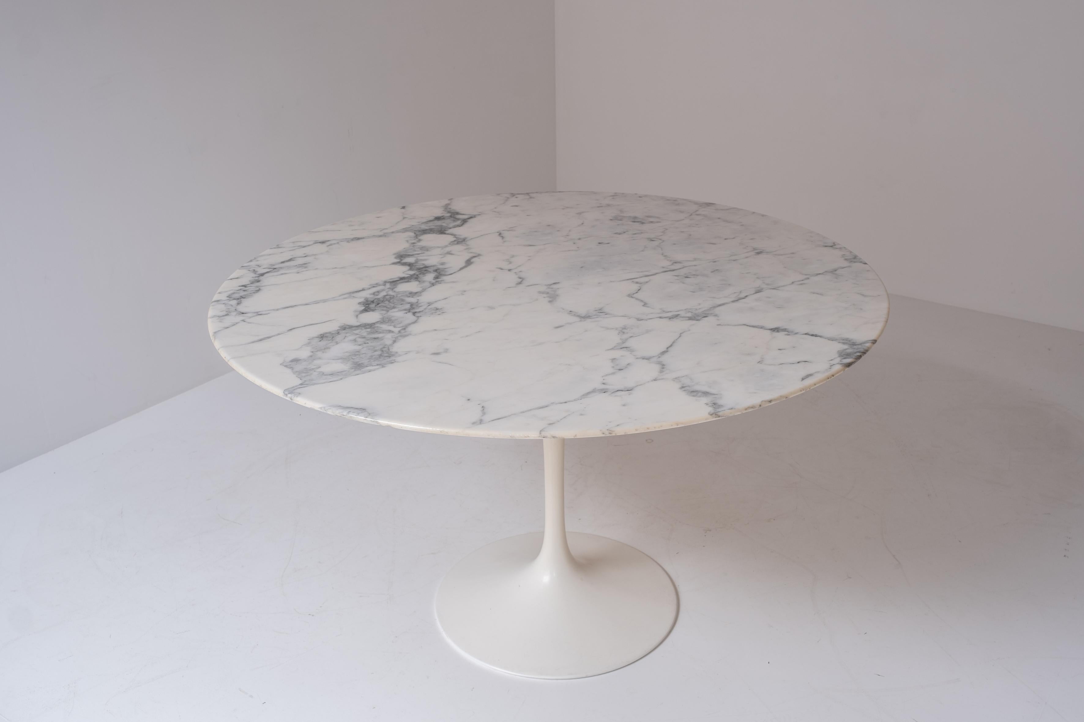 Early tulip round dining table by Eero Saarinen for Knoll International, 1970s In Good Condition In Antwerp, BE