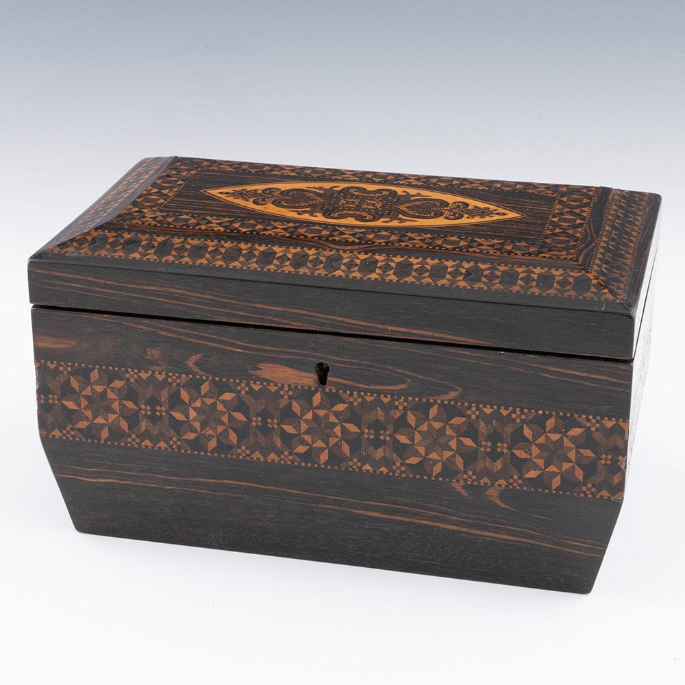 Titolo : Portavivande di Tunbridge Ware con due scompartimenti

Data: c1830

Periodo: Giorgio IV / William Williams

Origine : Tunbridge Wells o Tonbridge, Kent

Decorazione: mosaico floreale stilizzato centrale, bordo geometrico in stickwear,
