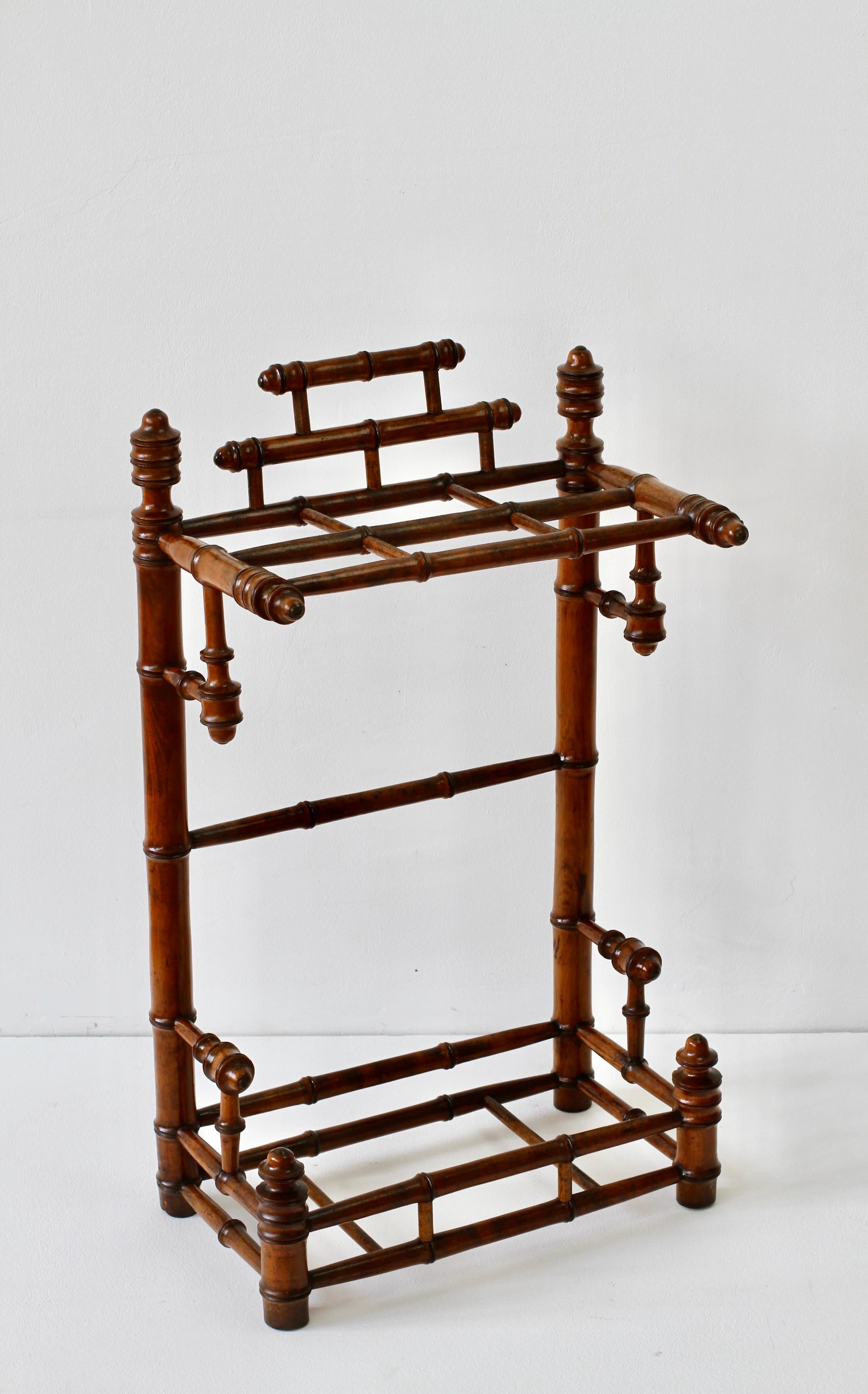 Early Turned Wooden Umbrella Stand / Walking Stick Rack Germany, circa 1900 In Good Condition For Sale In Landau an der Isar, Bayern