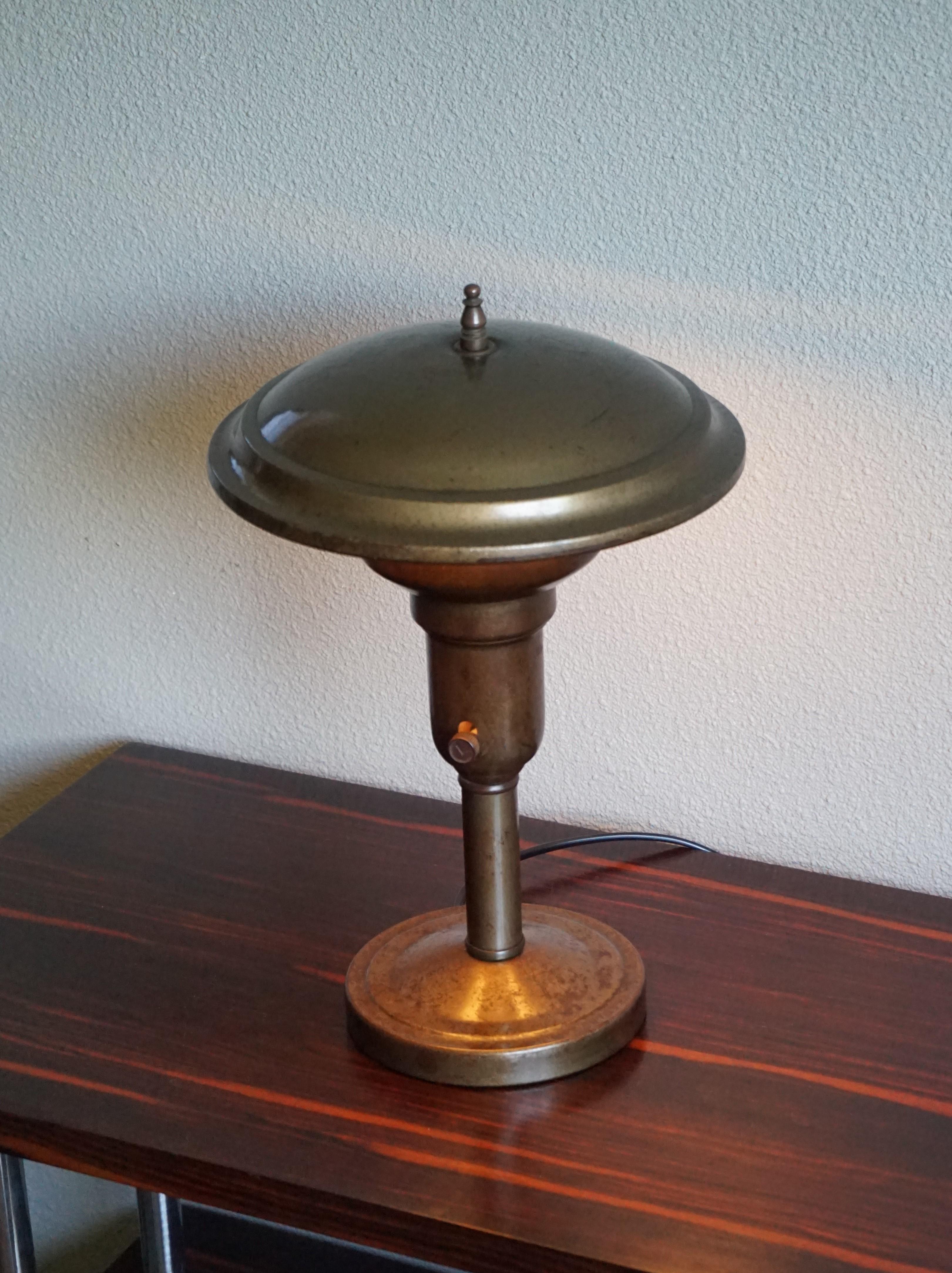 Lampe de table ou de bureau Art Déco en laiton du début du XXe siècle avec une belle patine en vente 2