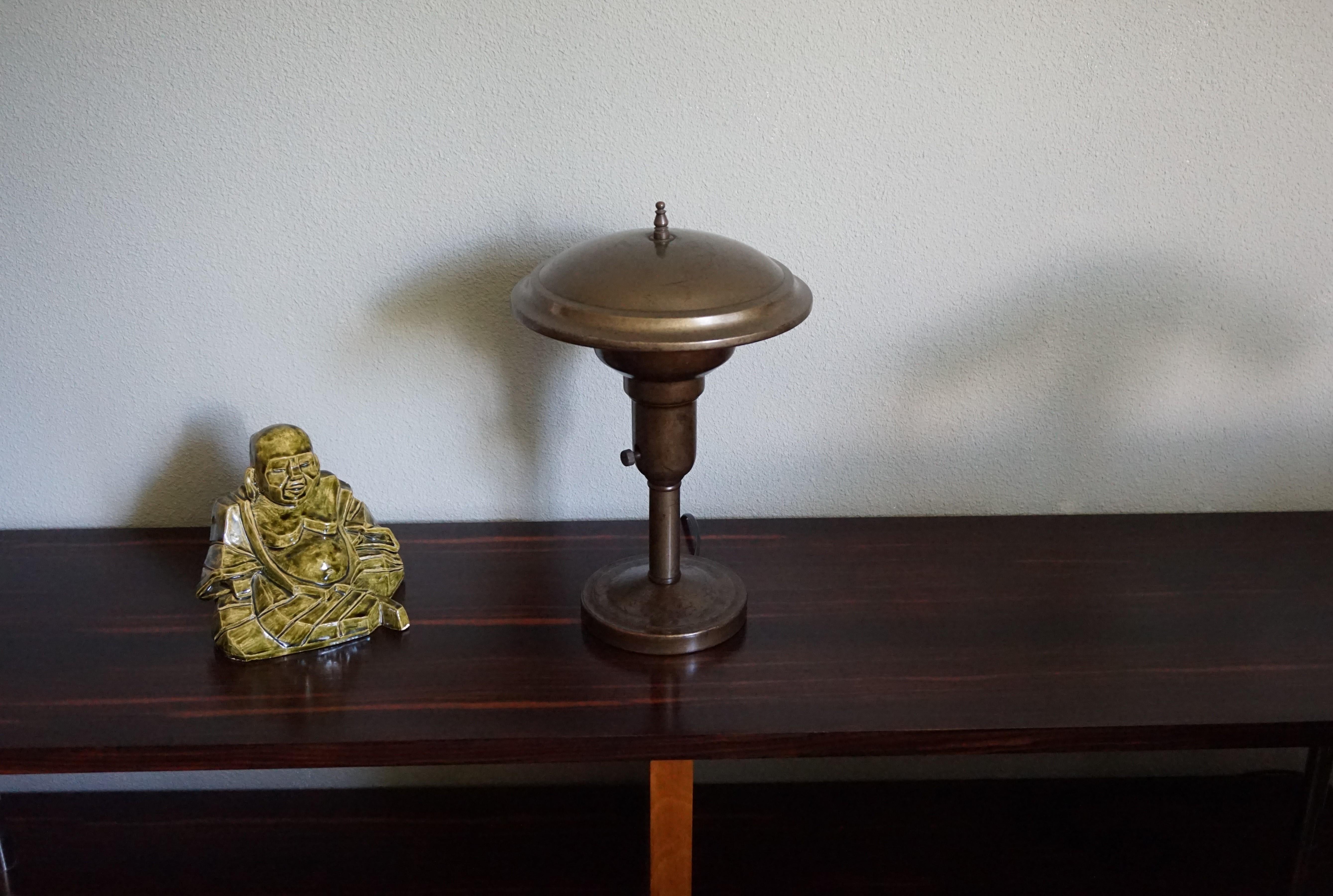 Lampe de table ou de bureau Art Déco en laiton du début du XXe siècle avec une belle patine en vente 3