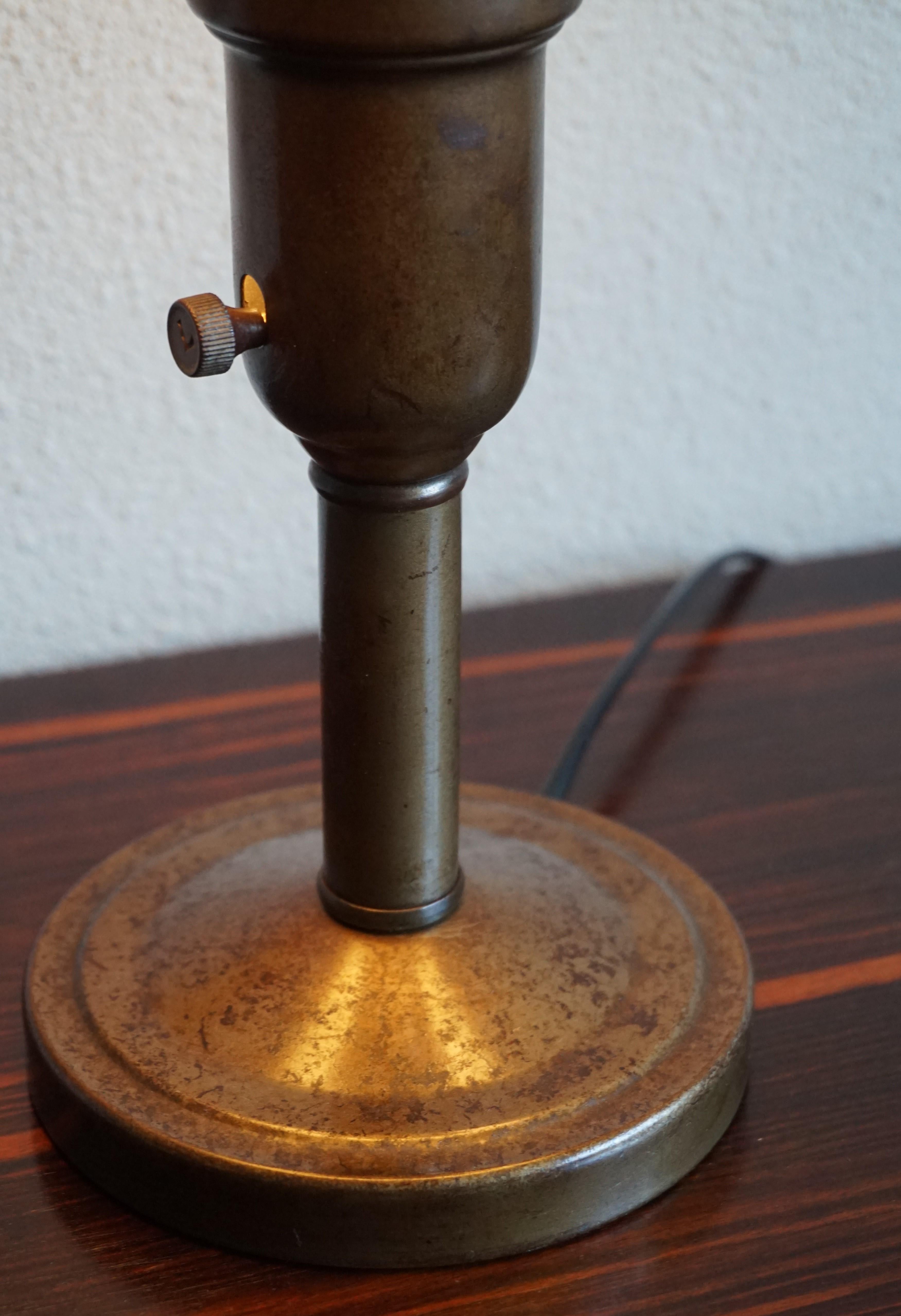 Lampe de table ou de bureau Art Déco en laiton du début du XXe siècle avec une belle patine en vente 5