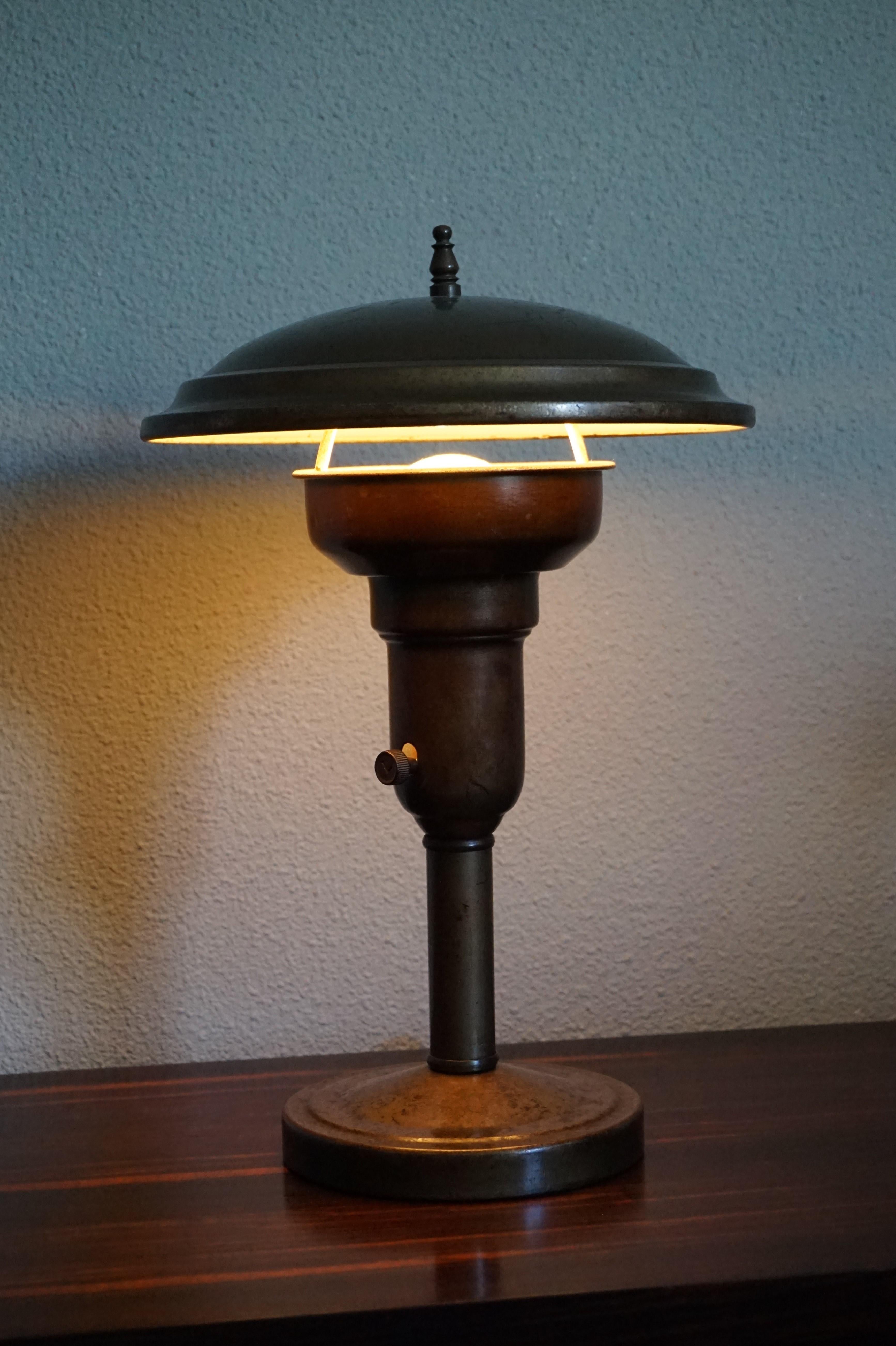 Lampe de table ou de bureau Art Déco en laiton du début du XXe siècle avec une belle patine en vente 6