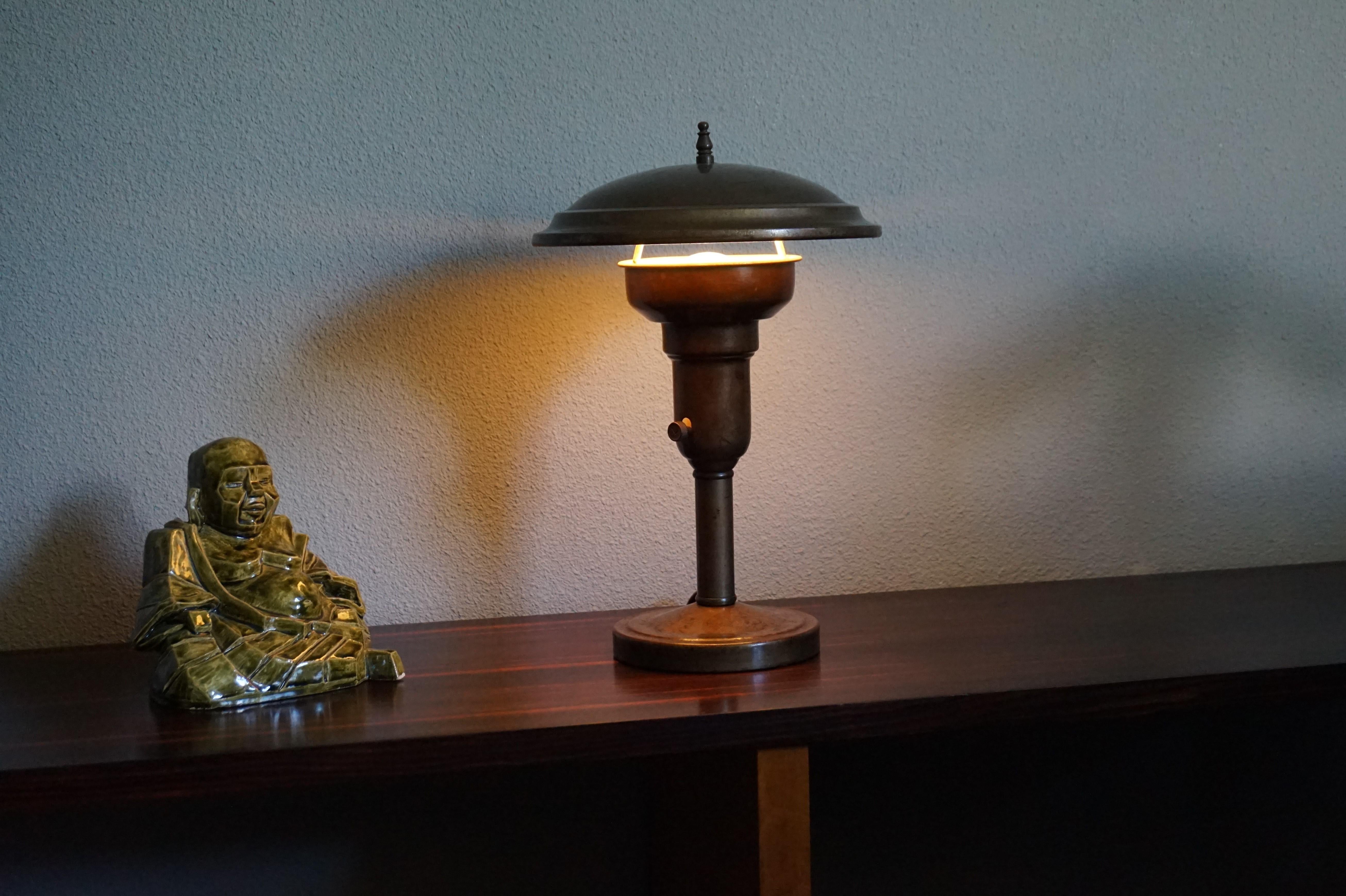 Lampe de table ou de bureau Art Déco en laiton du début du XXe siècle avec une belle patine en vente 7