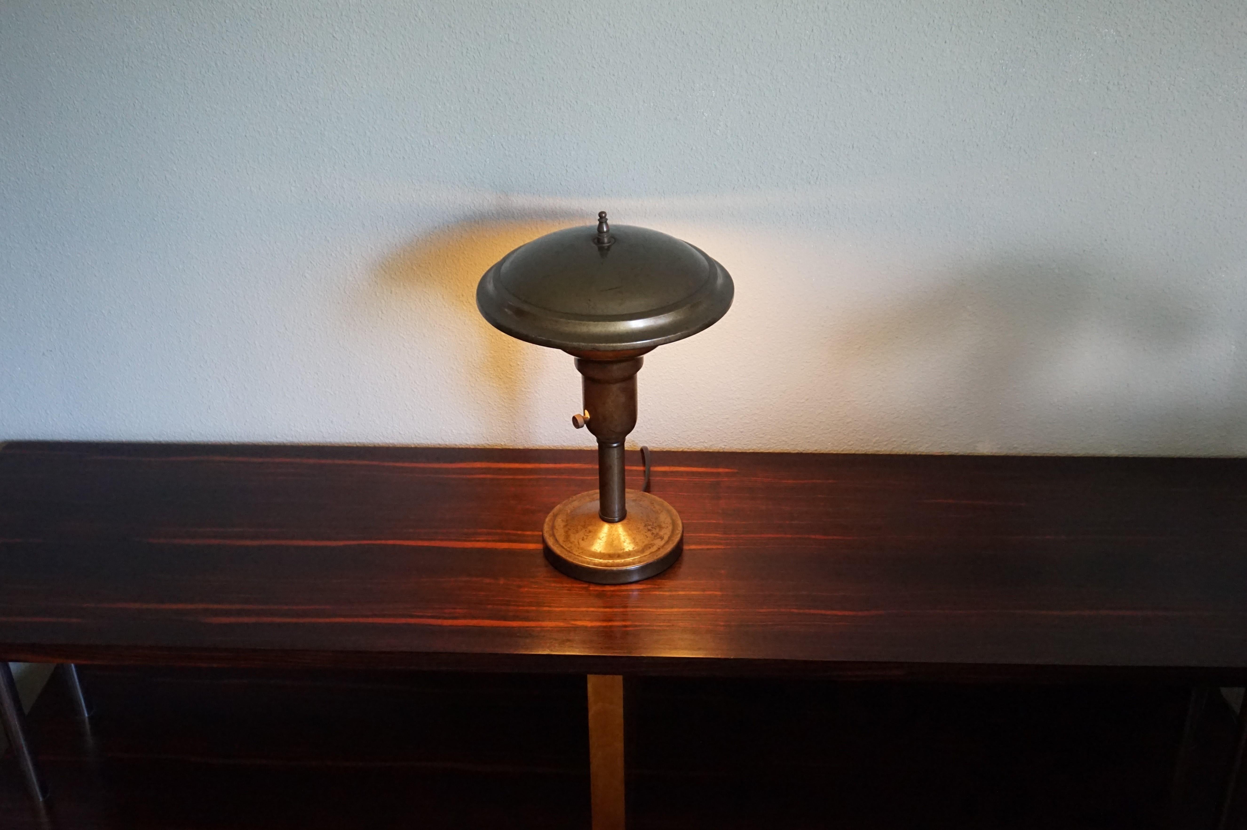 Lampe de table ou de bureau Art Déco en laiton du début du XXe siècle avec une belle patine en vente 8
