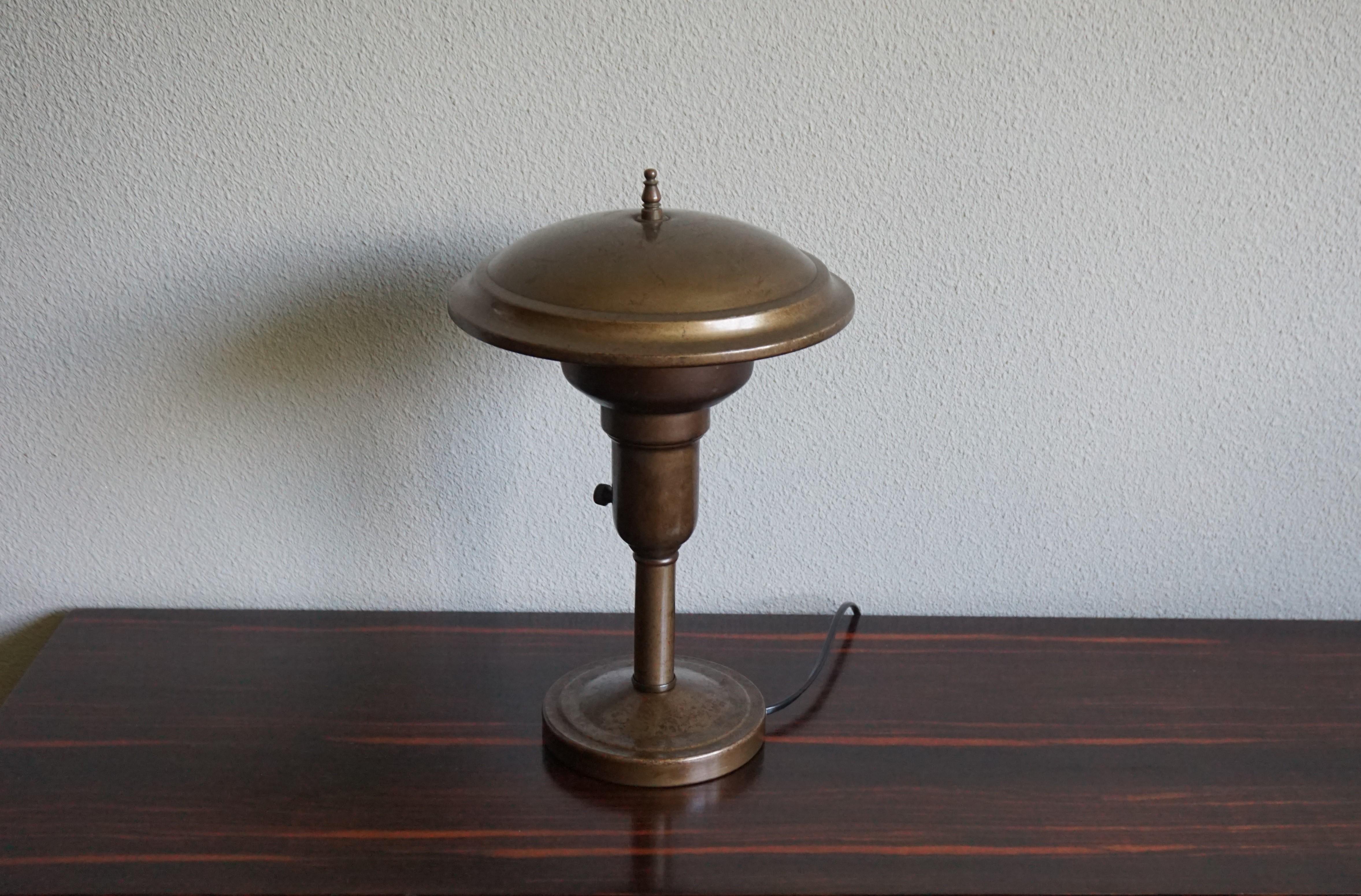 Arts and Crafts Lampe de table ou de bureau Art Déco en laiton du début du XXe siècle avec une belle patine en vente