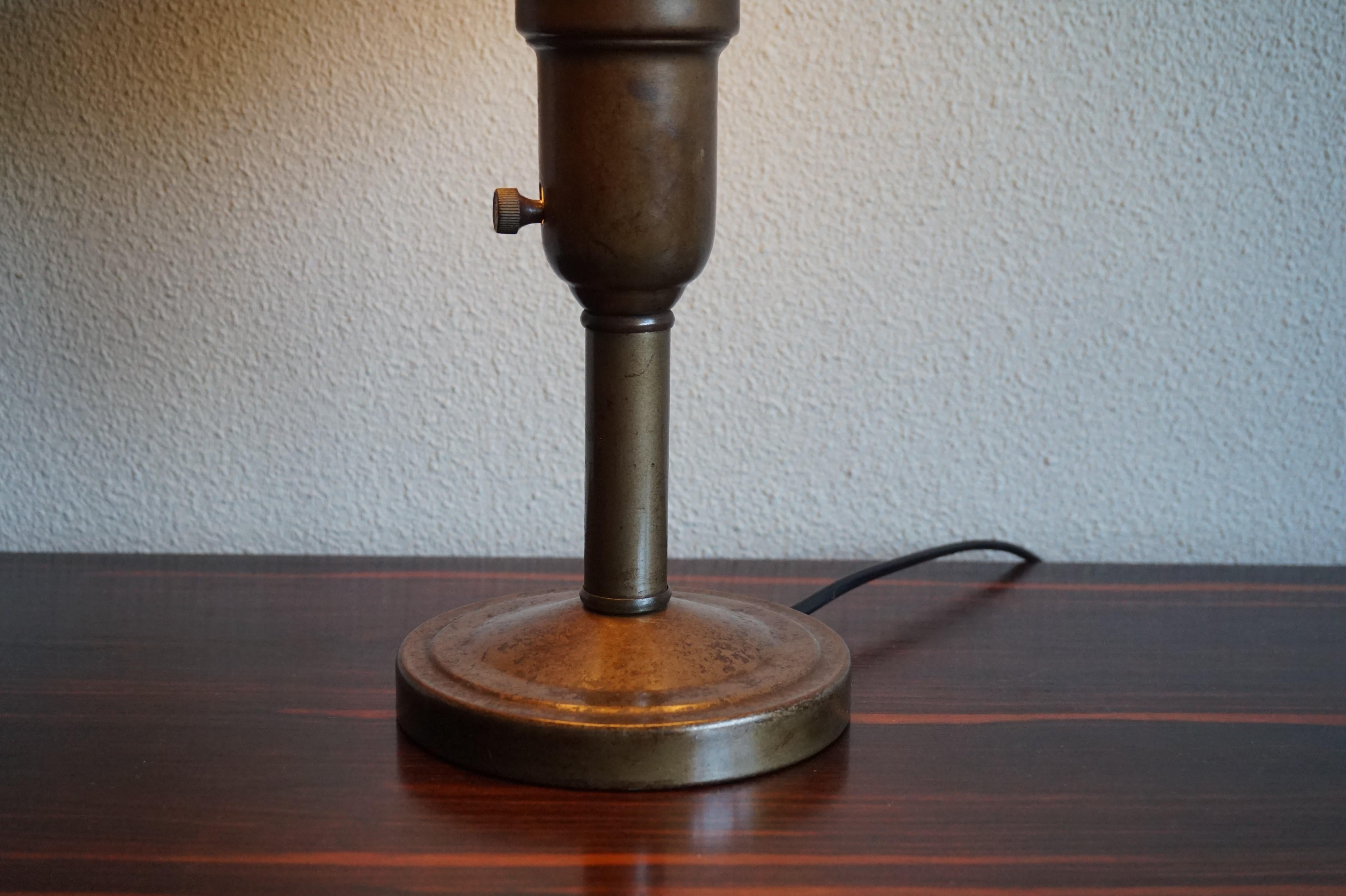 Lampe de table ou de bureau Art Déco en laiton du début du XXe siècle avec une belle patine Bon état - En vente à Lisse, NL