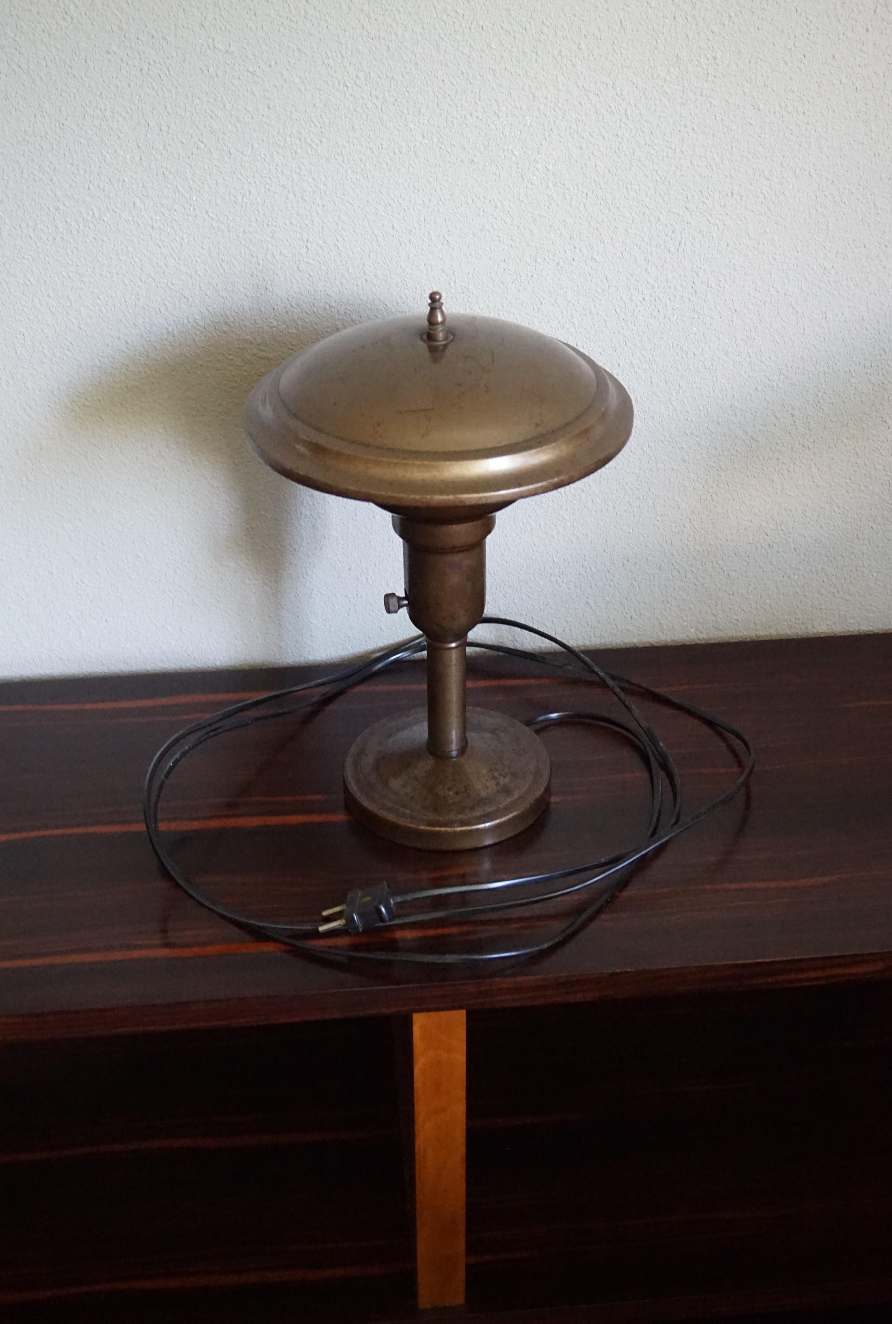 Lámpara de mesa o escritorio Art Decó de latón de principios del siglo XX con una gran pátina Latón en venta