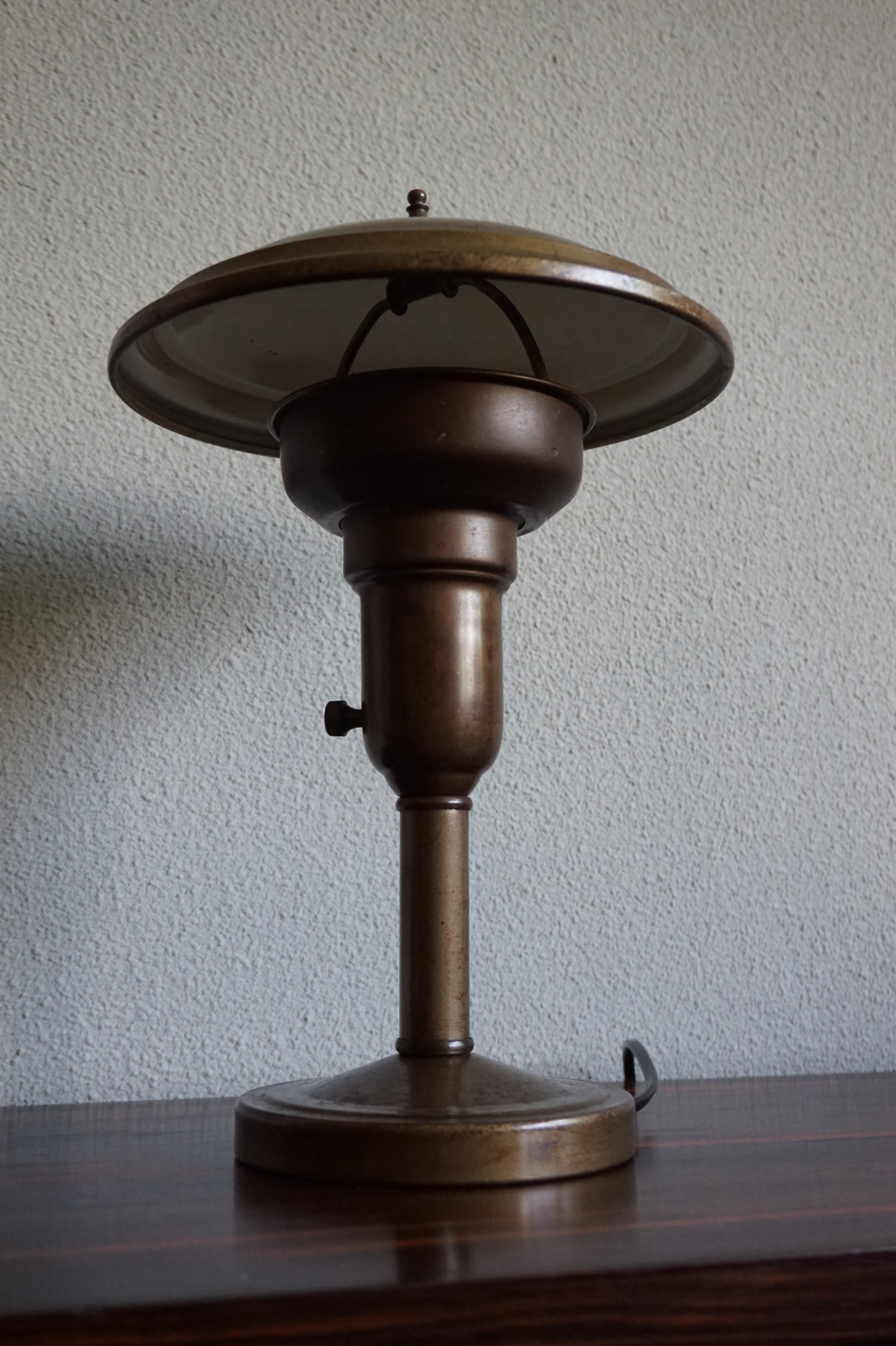 Laiton Lampe de table ou de bureau Art Déco en laiton du début du XXe siècle avec une belle patine en vente