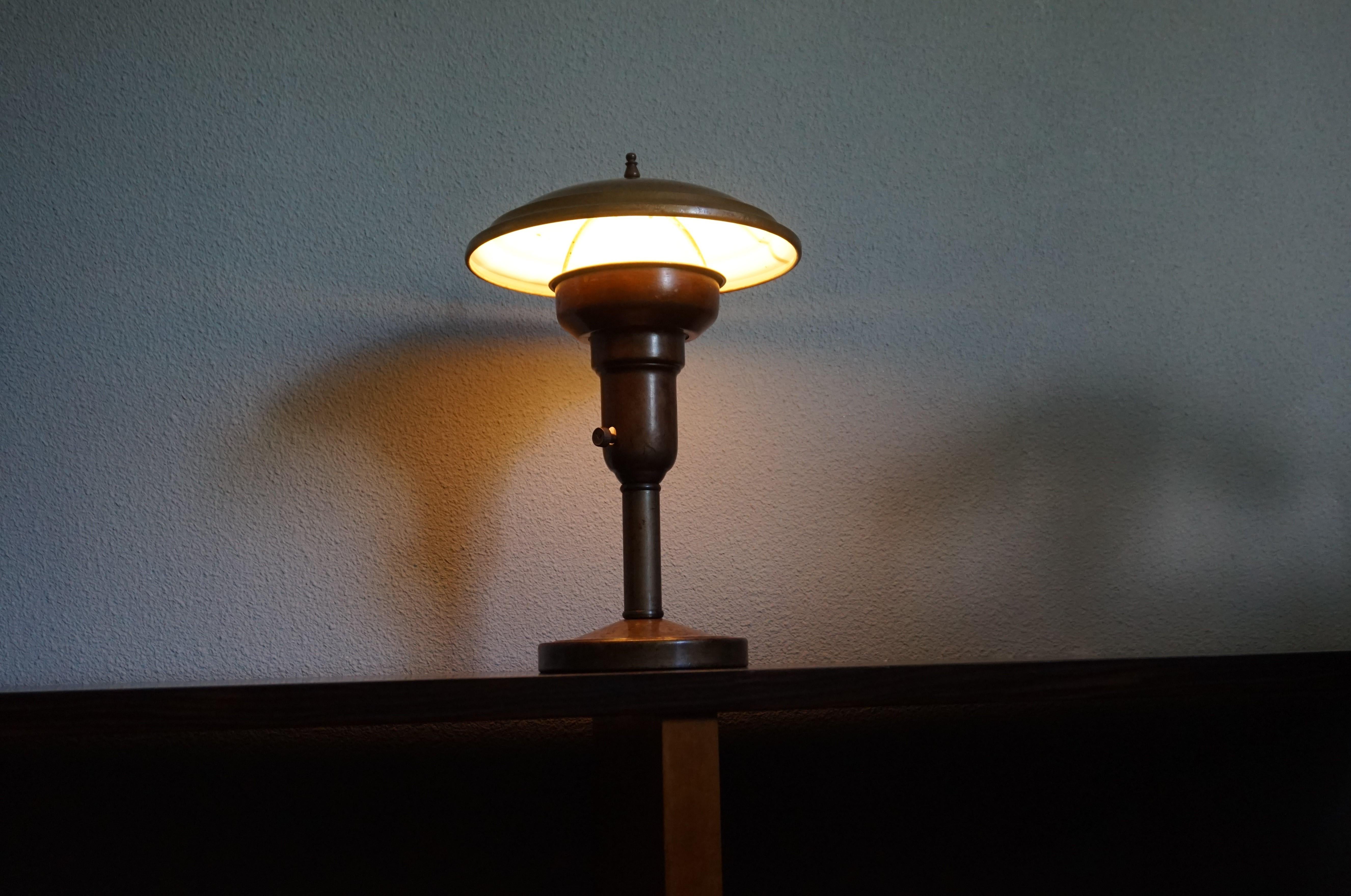 Lampe de table ou de bureau Art Déco en laiton du début du XXe siècle avec une belle patine en vente 1