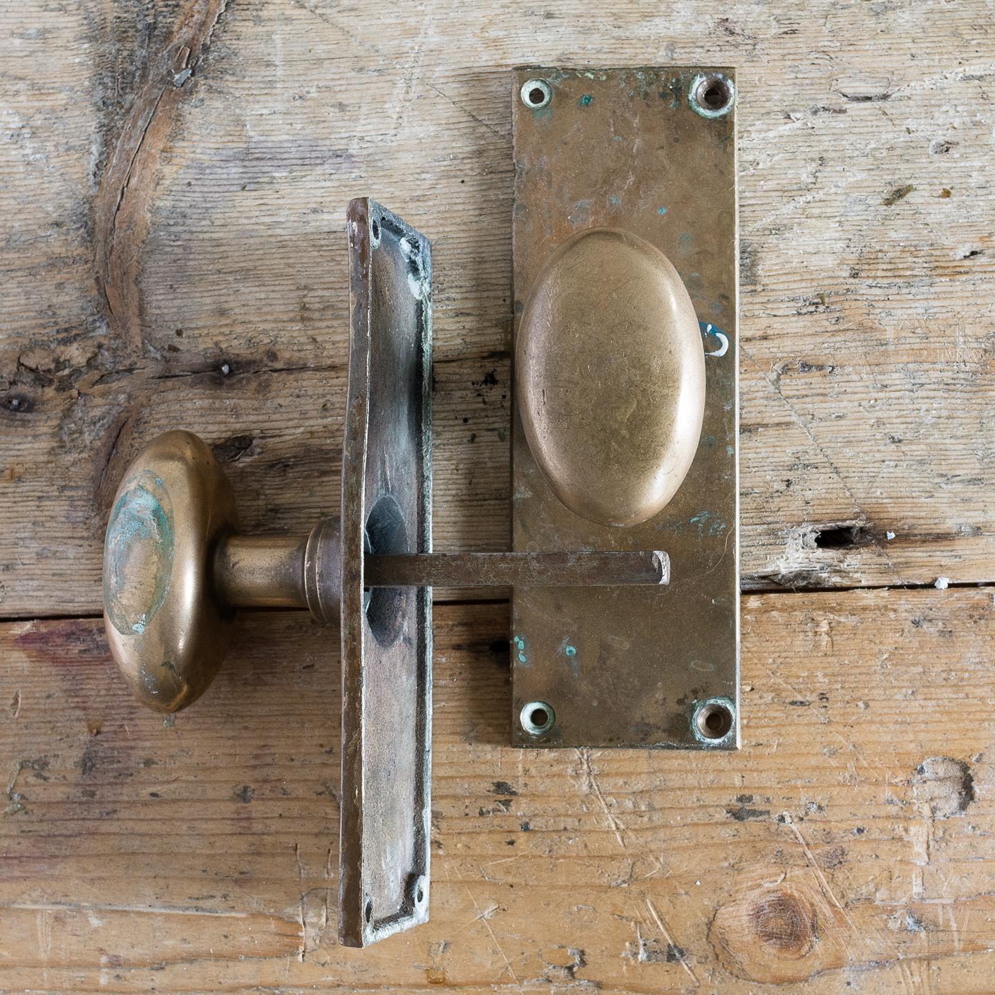 Early 20th Century Brass Door Knobs In Distressed Condition In London, GB