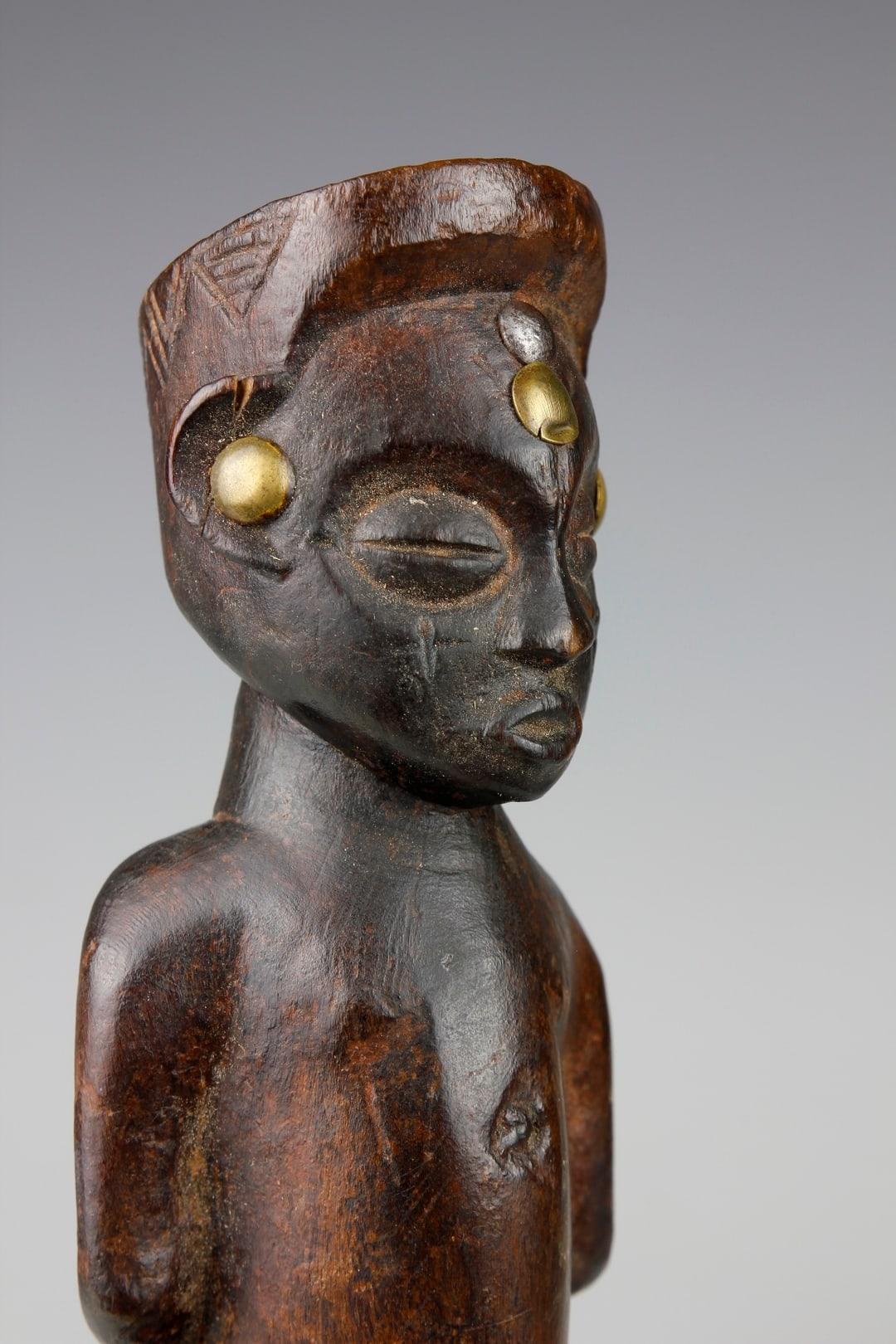 Early 20th Century Female Figure. Lwena/Chokwe, Angola-Zambia In Good Condition For Sale In London, GB