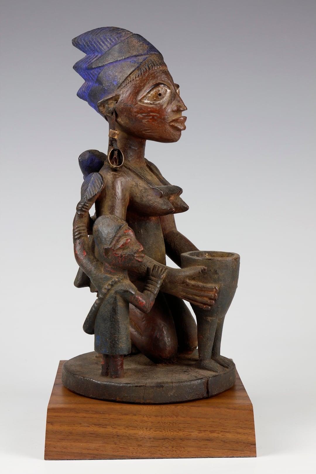 Tribal Early 20th Century Figurative Sculpture of a Mother with Children  For Sale
