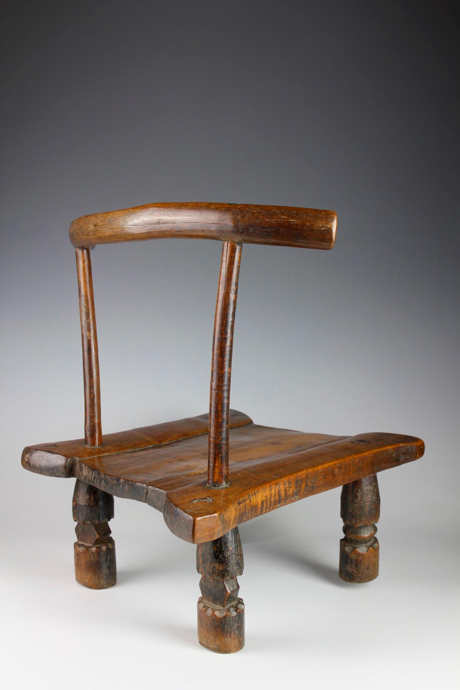 Tribal Petite chaise finement sculptée du début du Twentieth siècle, Côte d'Ivoire en vente