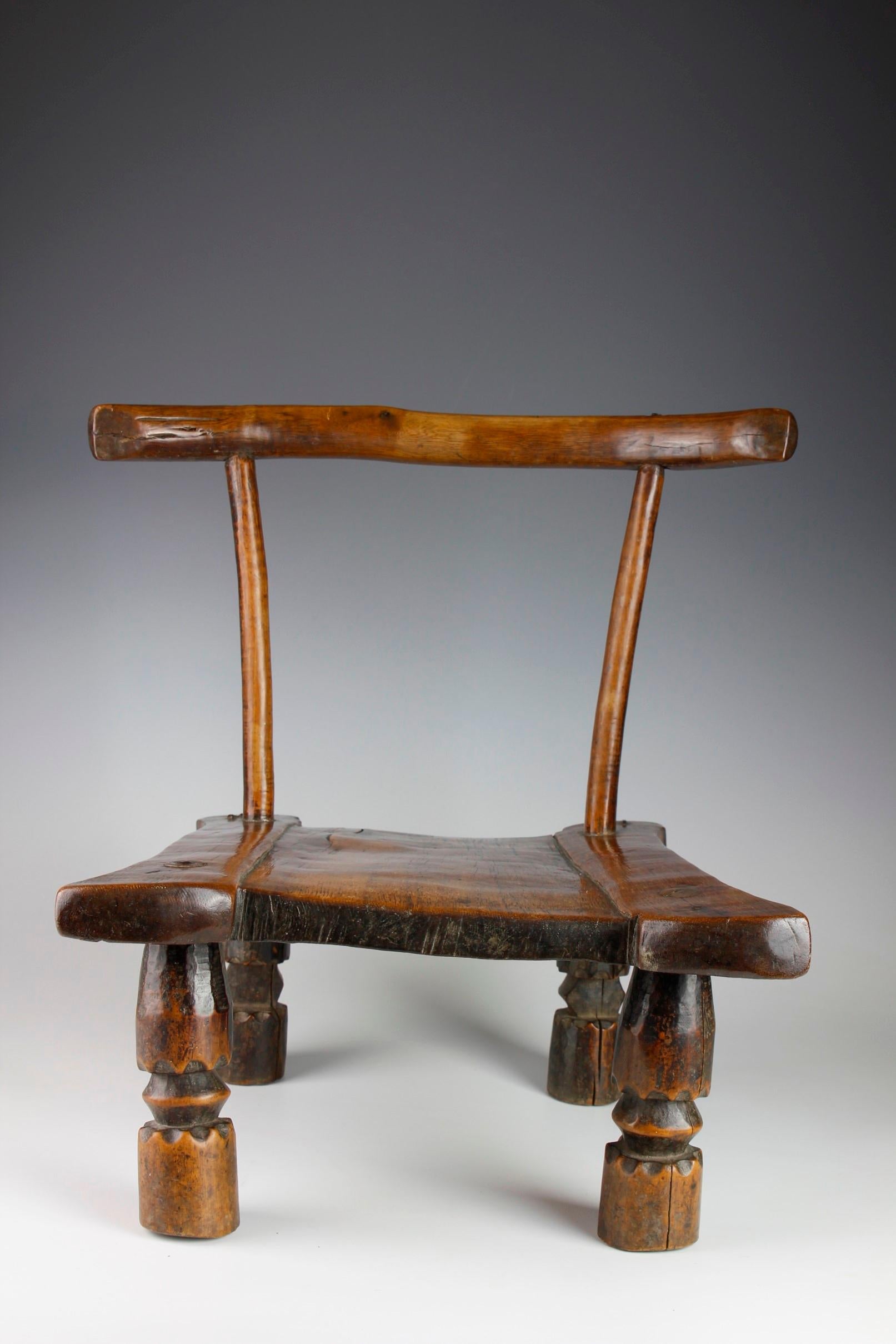 Sculpté Petite chaise finement sculptée du début du Twentieth siècle, Côte d'Ivoire en vente