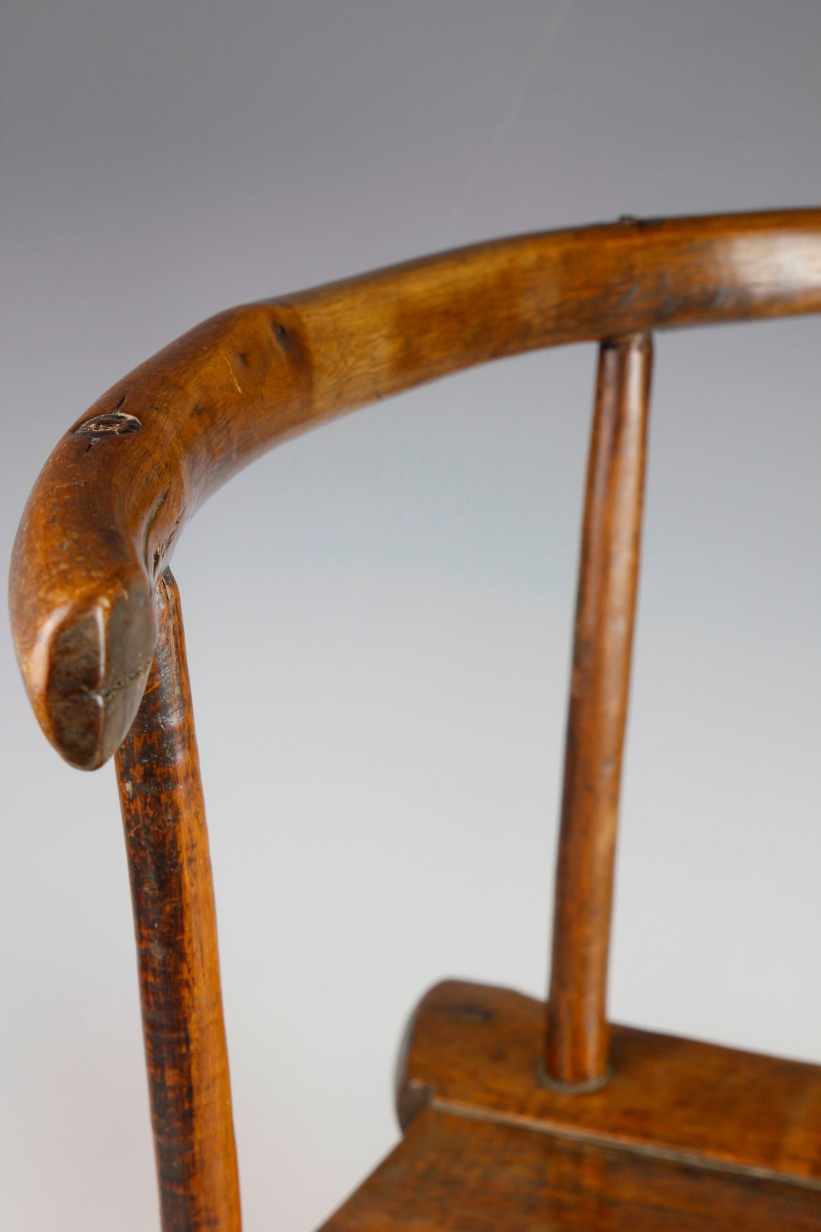 Bois de feuillus Petite chaise finement sculptée du début du Twentieth siècle, Côte d'Ivoire en vente