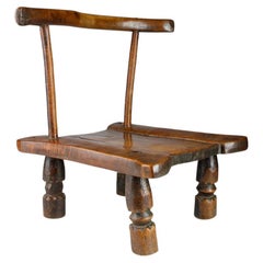Kleiner, fein geschnitzter Stuhl aus dem frühen Twentieth-Jahrhundert 