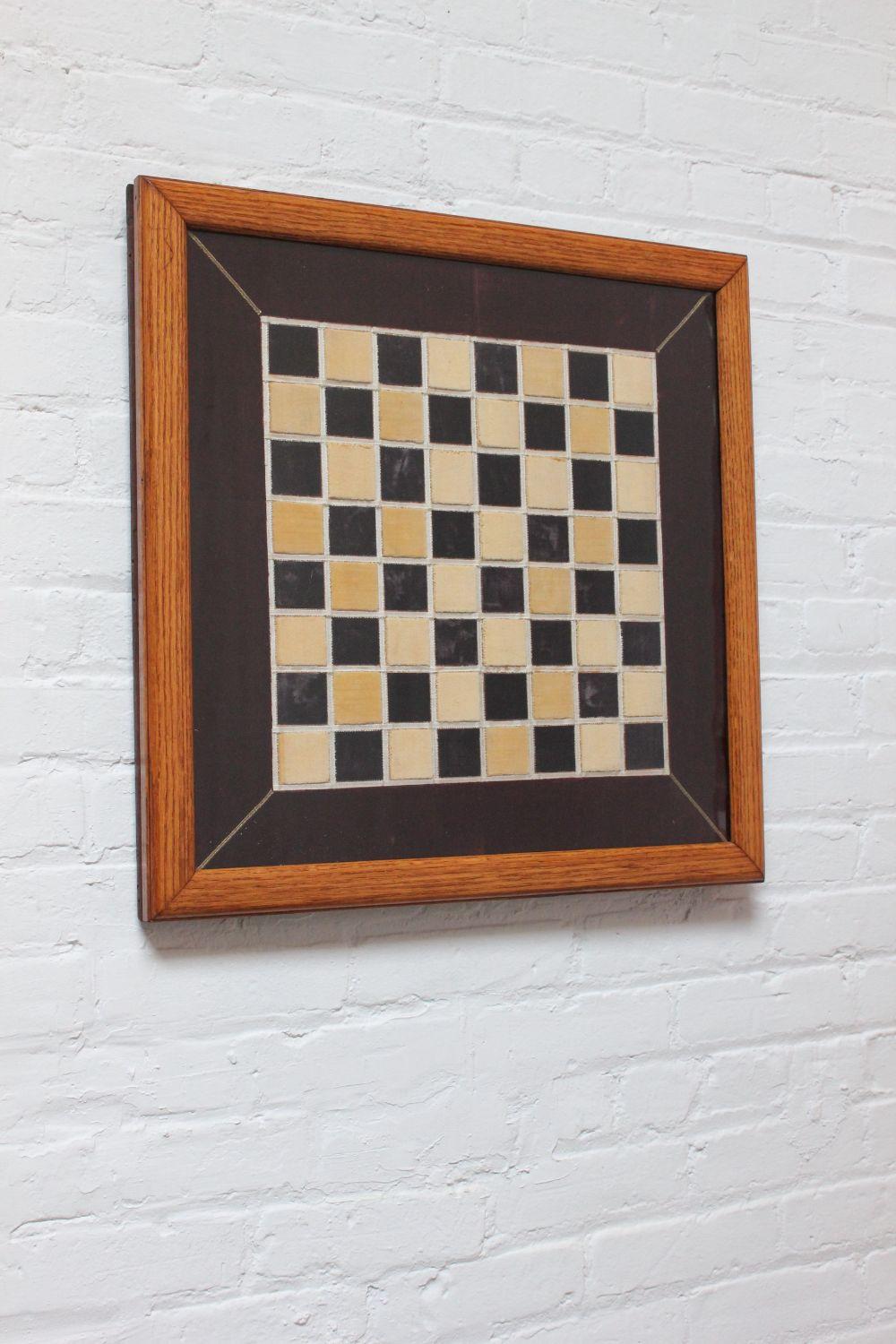 Artisanat Courtepointe d'échecs / planche à carreaux en velours encadrée d'art populaire du début du vingtième siècle en vente