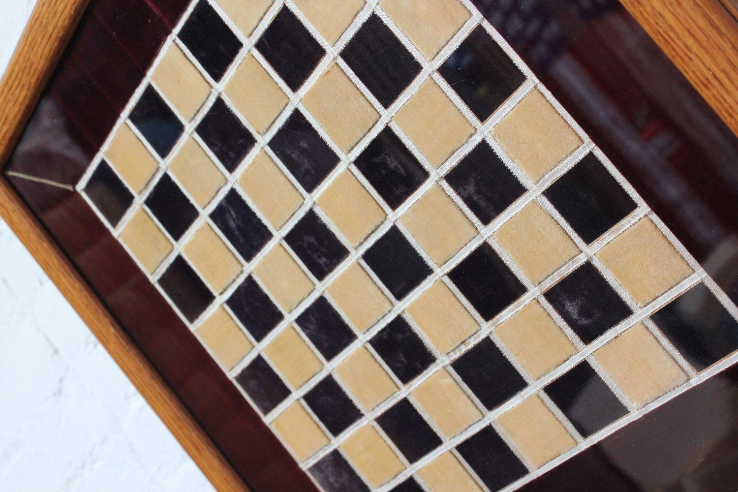 Courtepointe d'échecs / planche à carreaux en velours encadrée d'art populaire du début du vingtième siècle Bon état - En vente à Brooklyn, NY