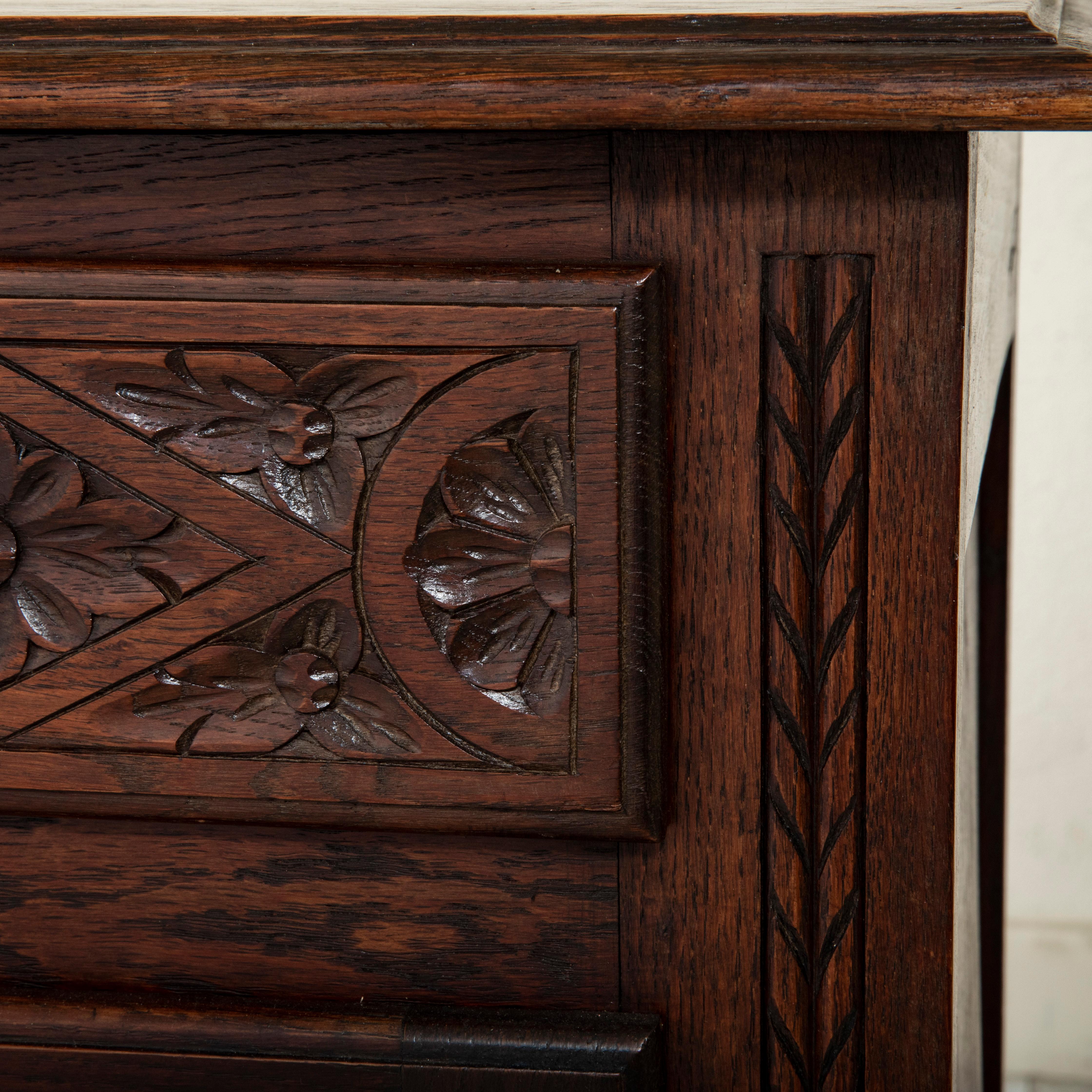 Frühes Twentieth Jahrhundert Französisch Hand-Carved Oak Jam Cabinet aus der Bretagne im Angebot 4