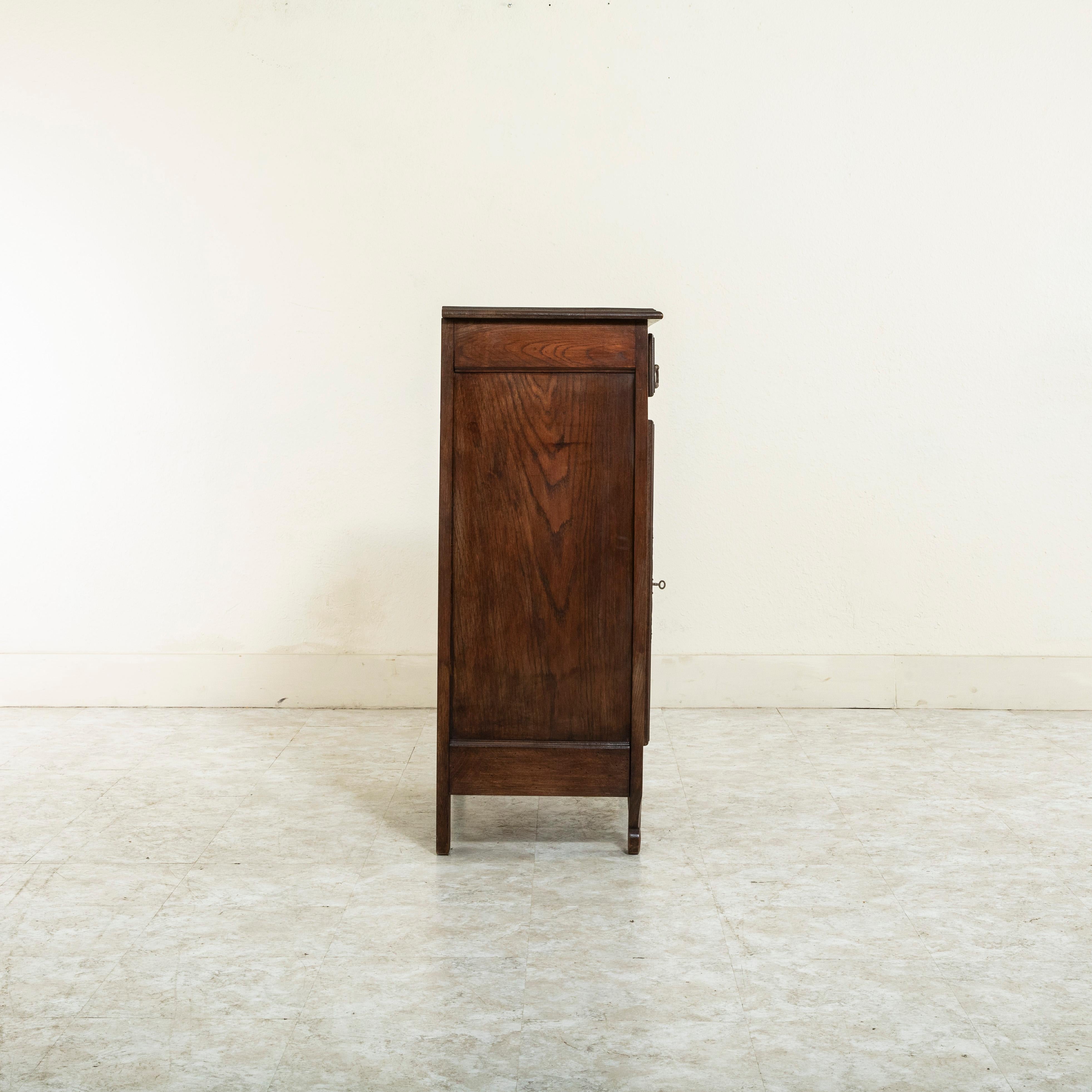 Début du Twentieth siècle, armoire à confiture en chêne français de Bretagne, sculptée à la main Bon état - En vente à Fayetteville, AR