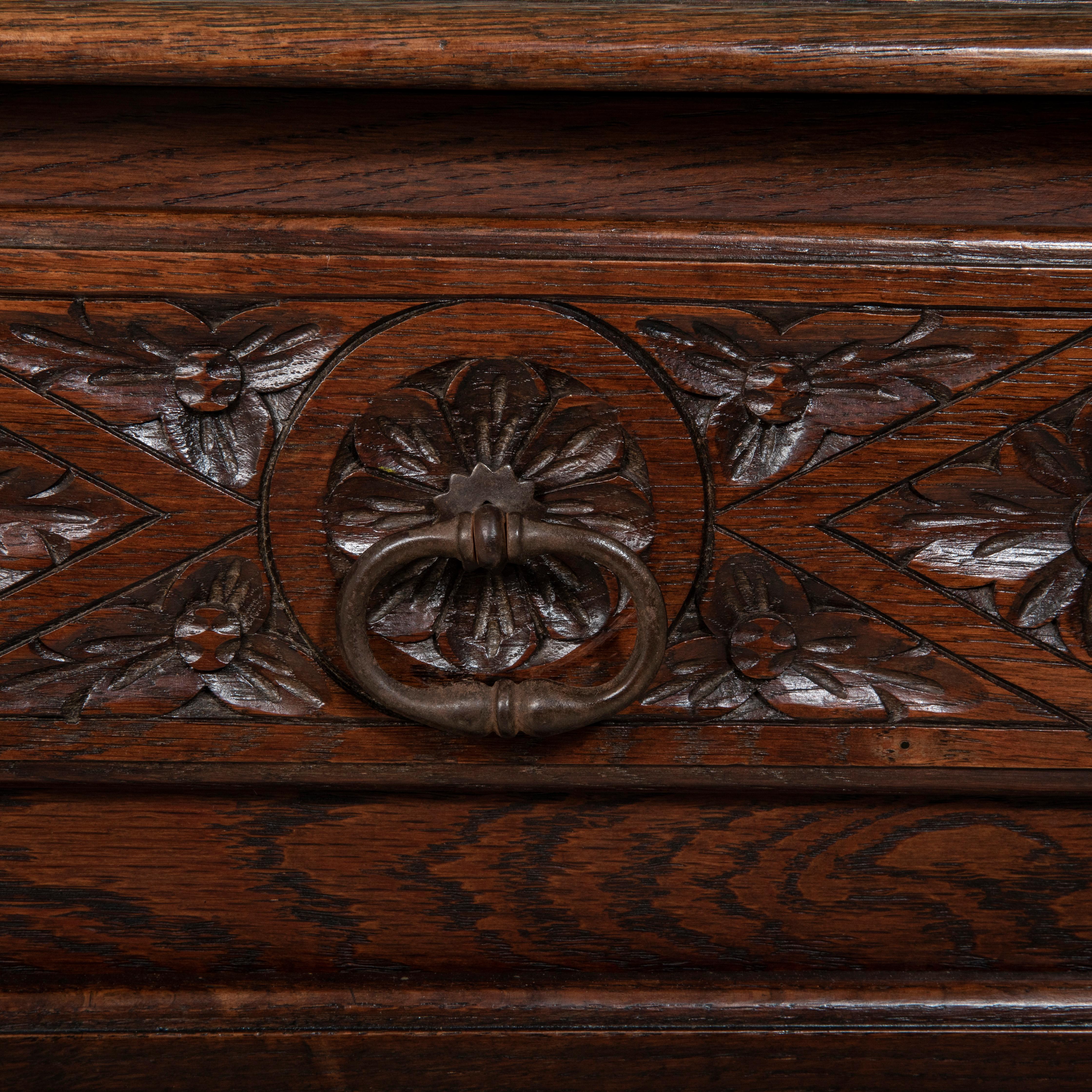 Frühes Twentieth Jahrhundert Französisch Hand-Carved Oak Jam Cabinet aus der Bretagne im Angebot 3