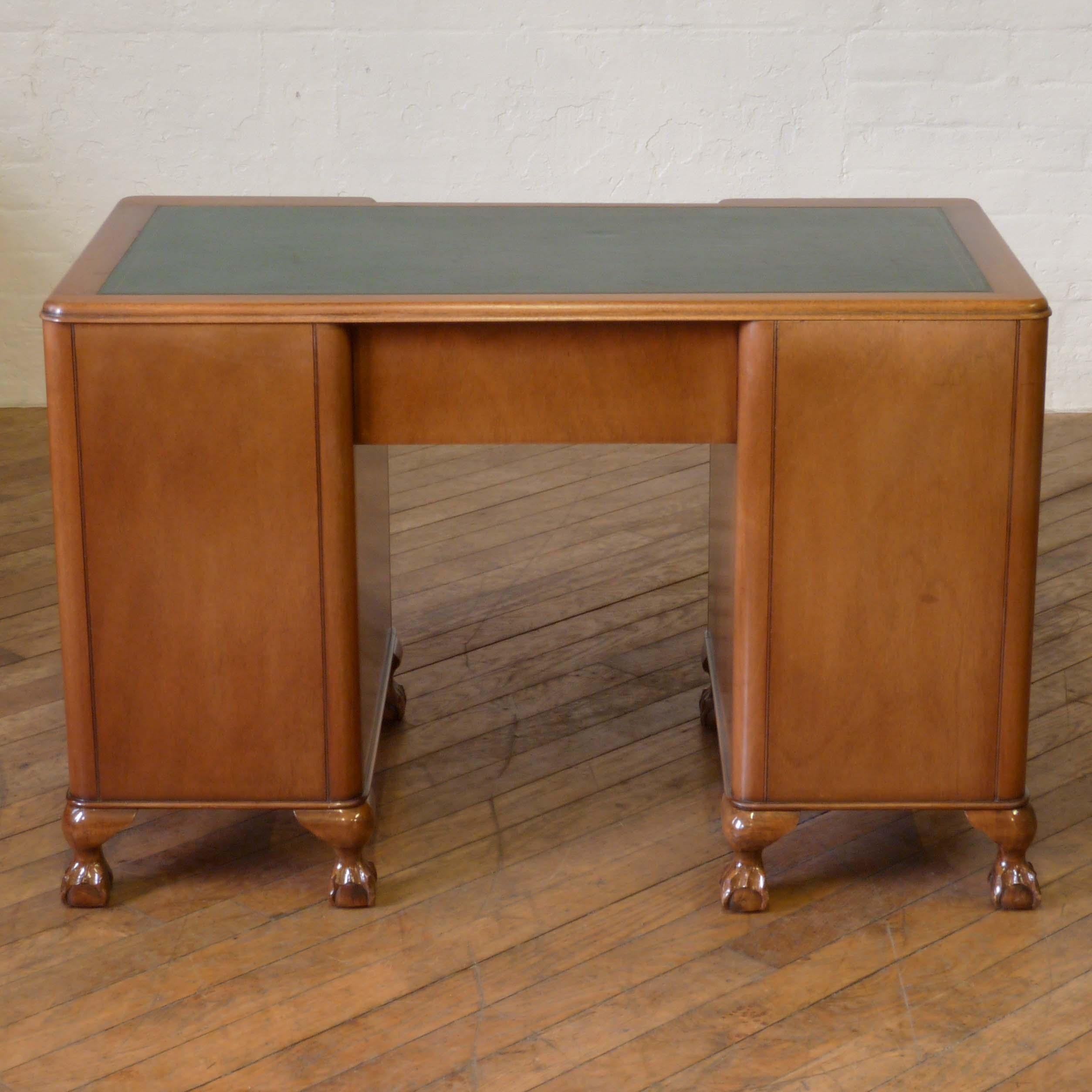 Early 20th Century Mahogany Kneehole Desk For Sale 5
