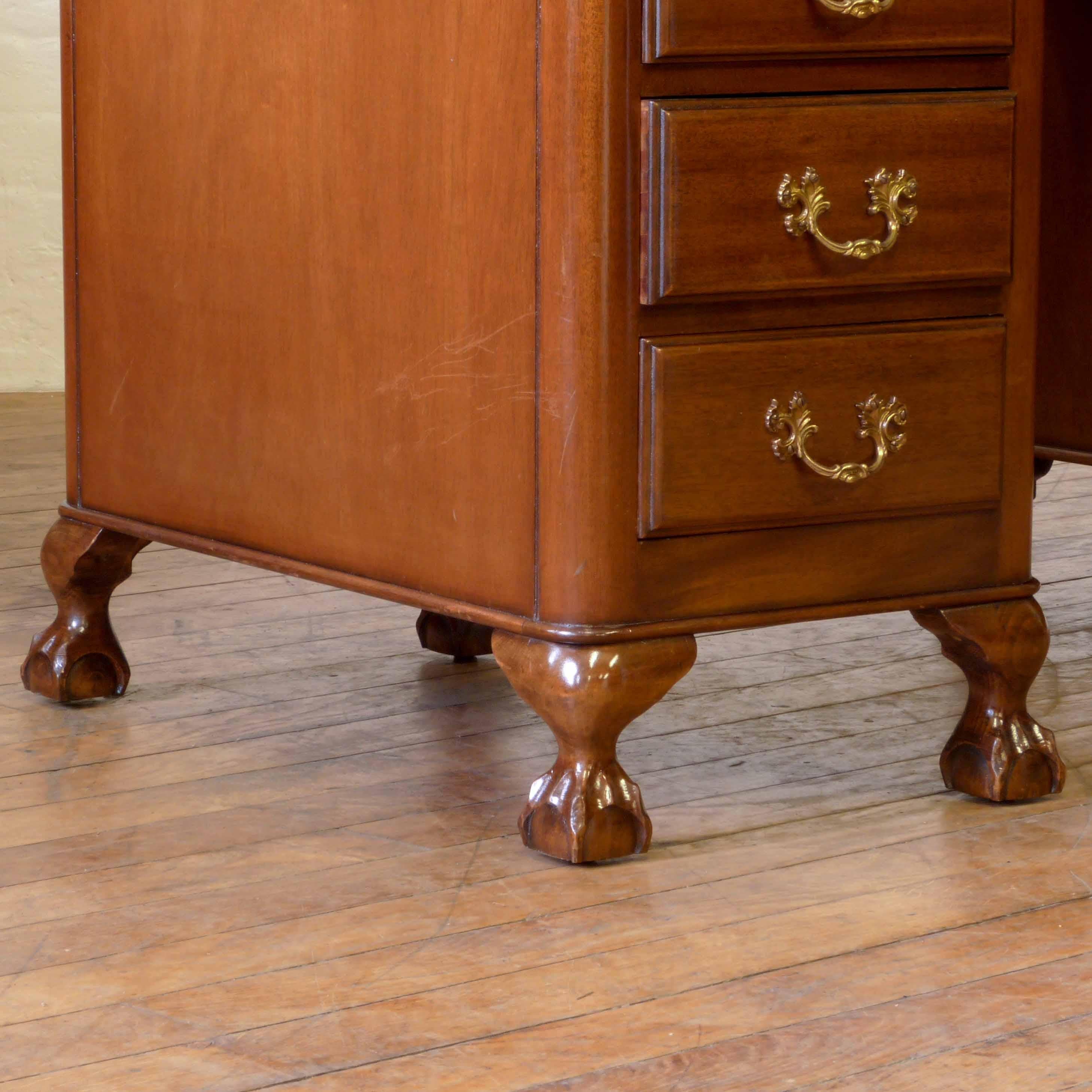 Early 20th Century Mahogany Kneehole Desk For Sale 6