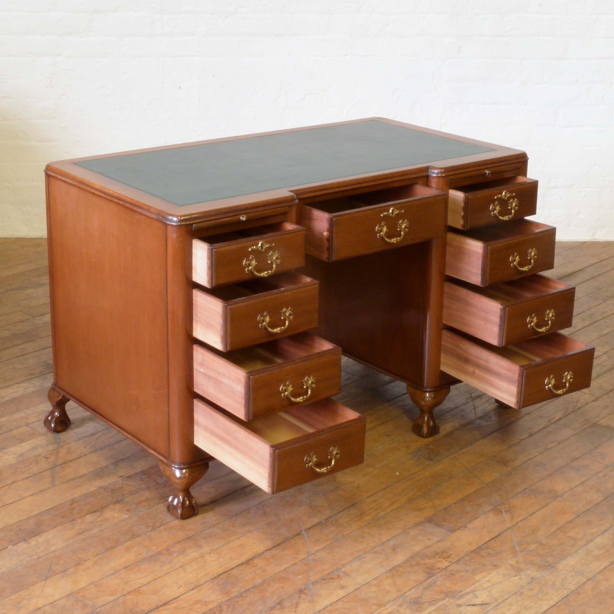 English Early 20th Century Mahogany Kneehole Desk For Sale