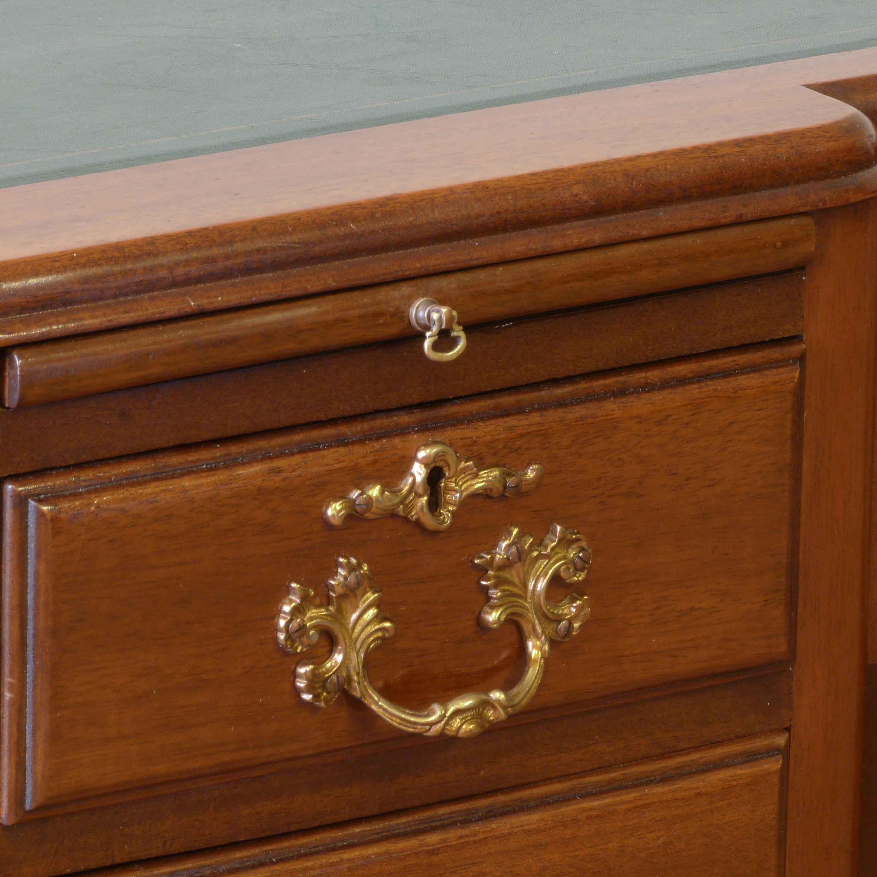 Polished Early 20th Century Mahogany Kneehole Desk For Sale