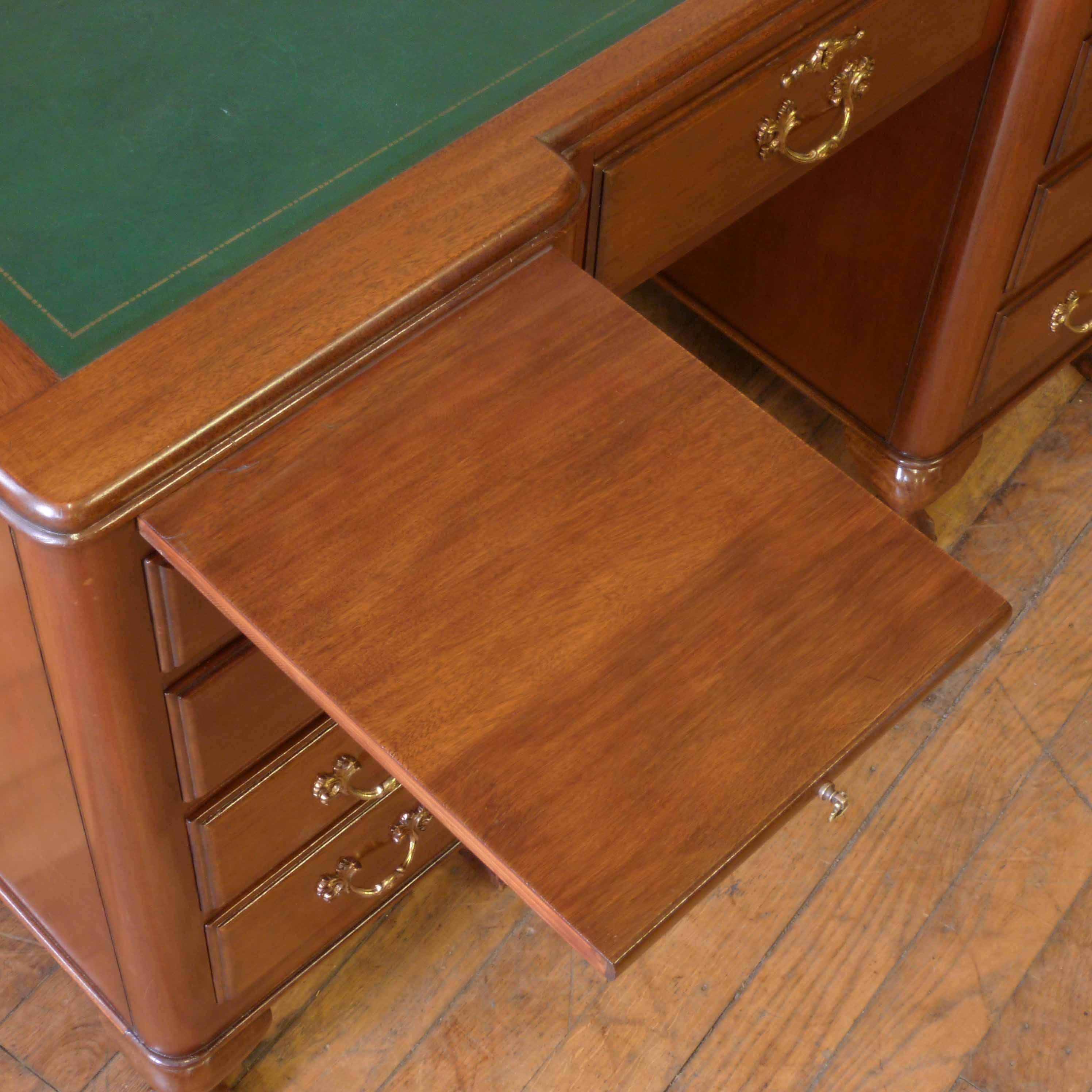 Early 20th Century Mahogany Kneehole Desk In Good Condition For Sale In Manchester, GB