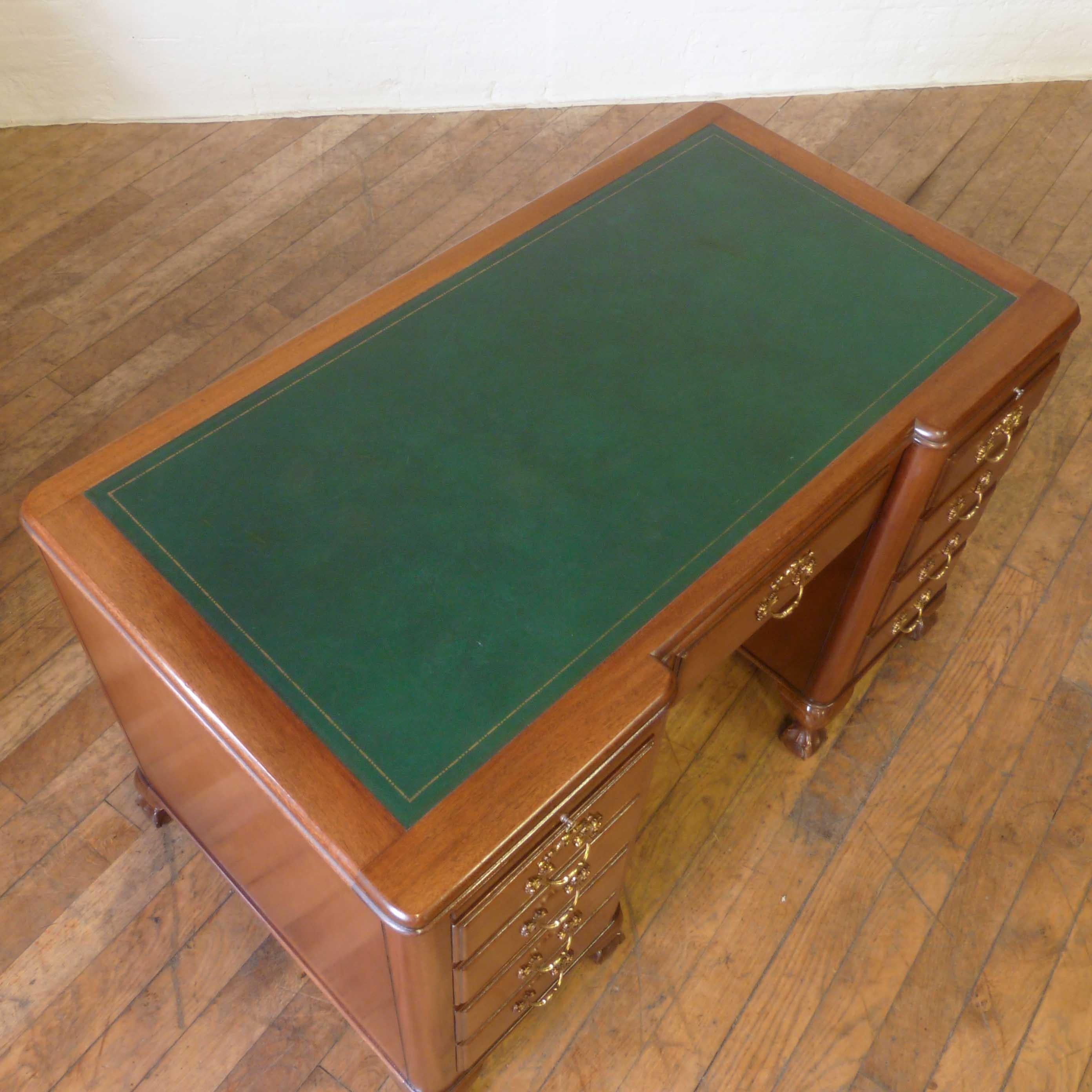 Early 20th Century Mahogany Kneehole Desk For Sale 1