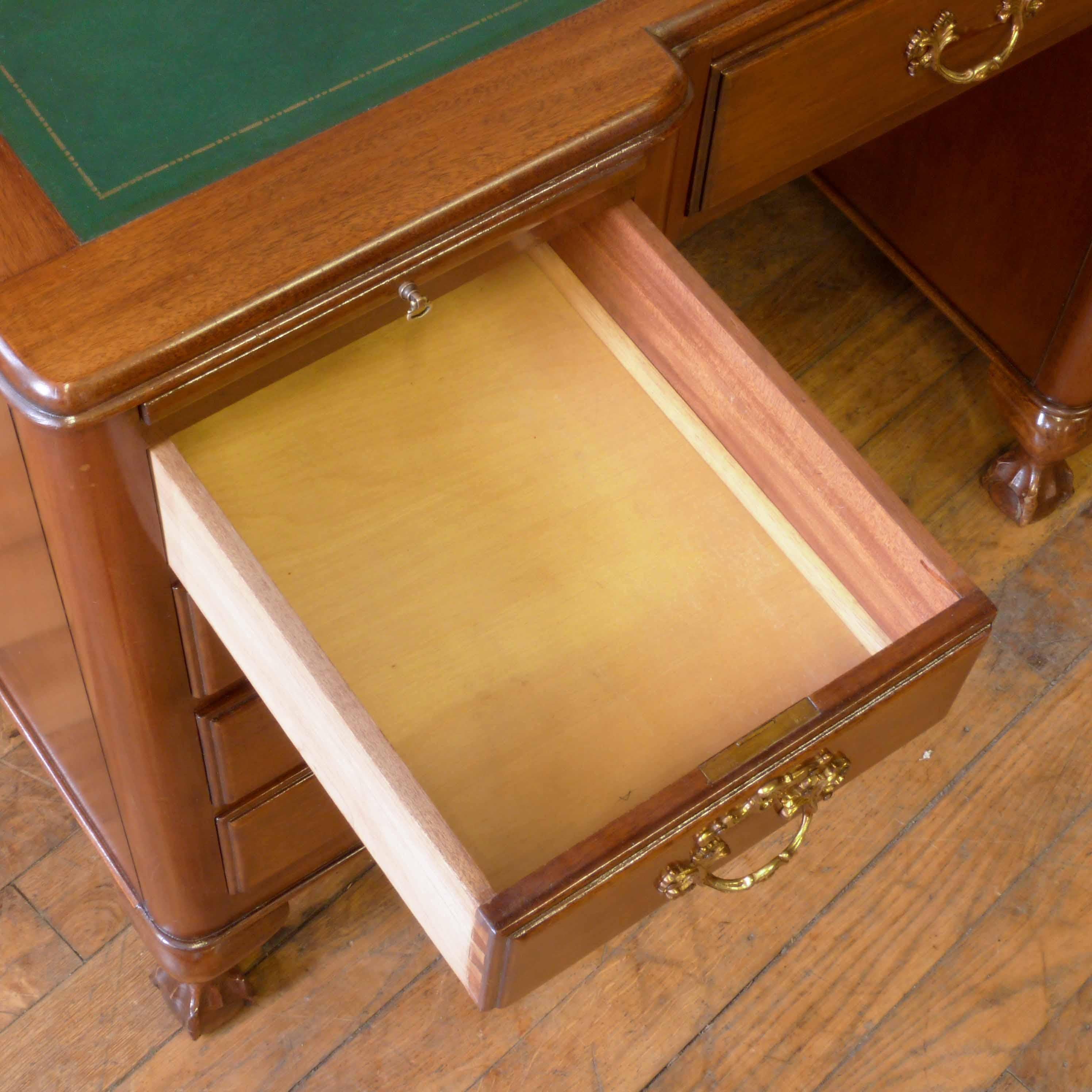 Early 20th Century Mahogany Kneehole Desk For Sale 3