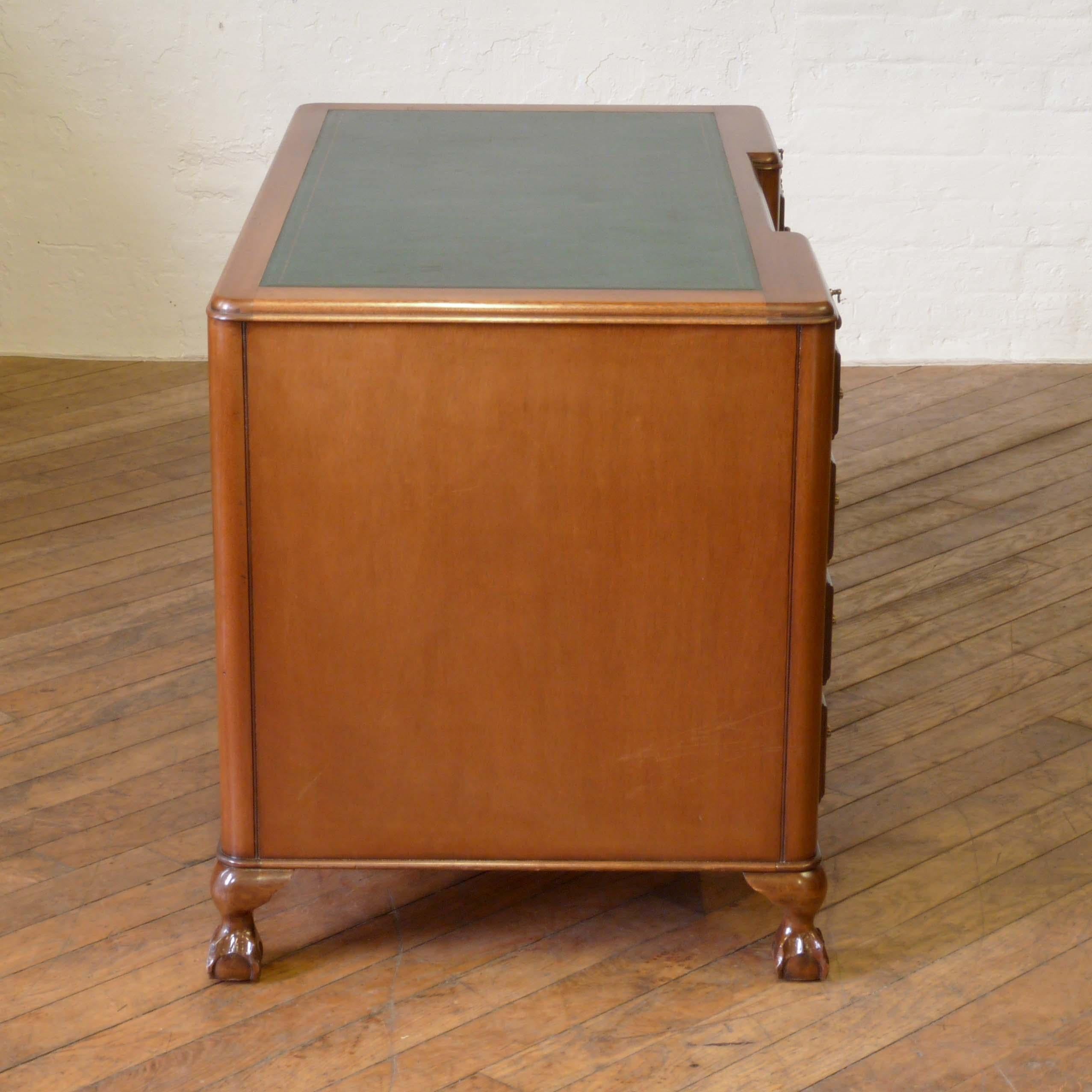 Early 20th Century Mahogany Kneehole Desk For Sale 4