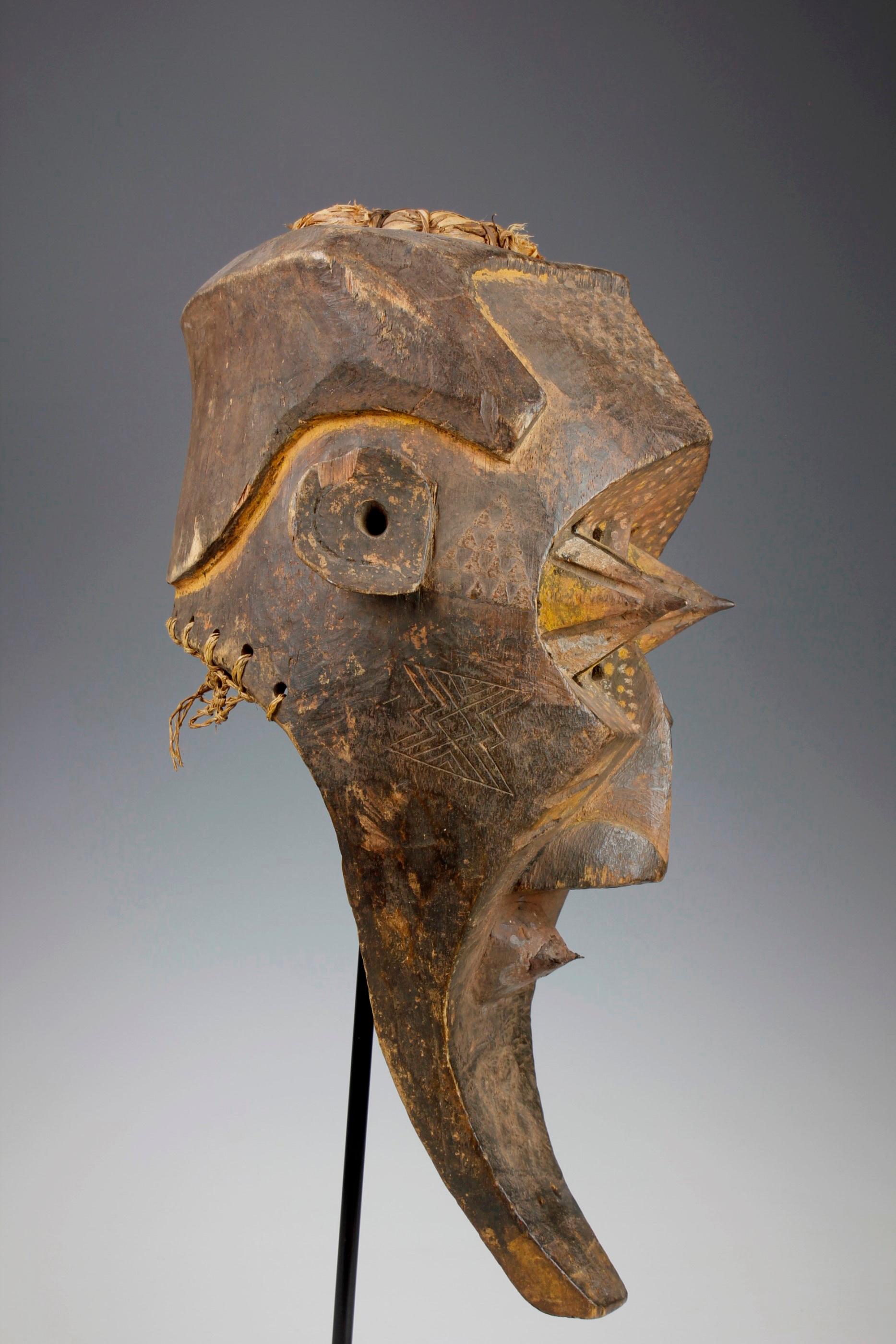 Congolese Early Twentieth-Century Mask With Powerful Expression For Sale