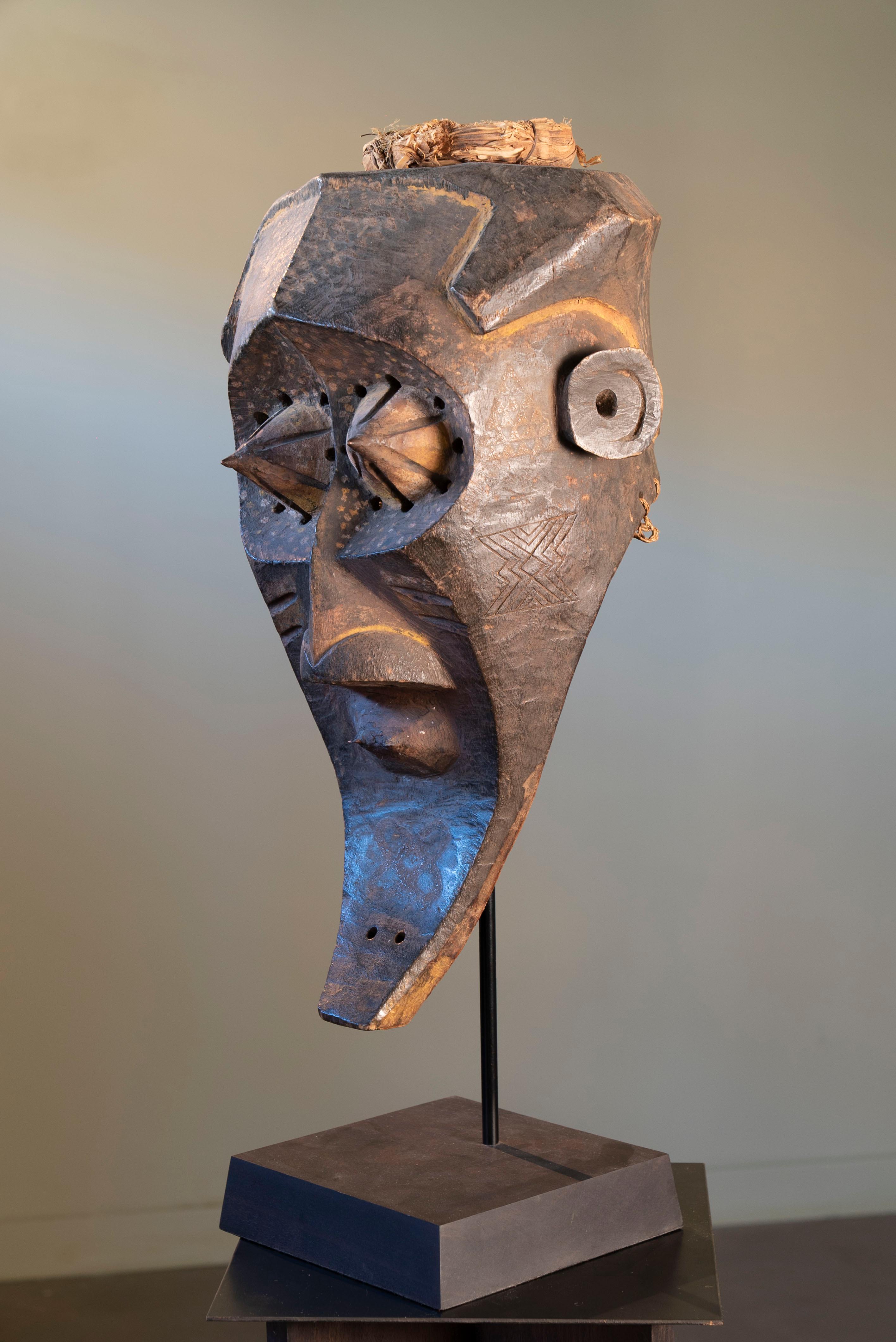 Early Twentieth-Century Mask With Powerful Expression For Sale 1