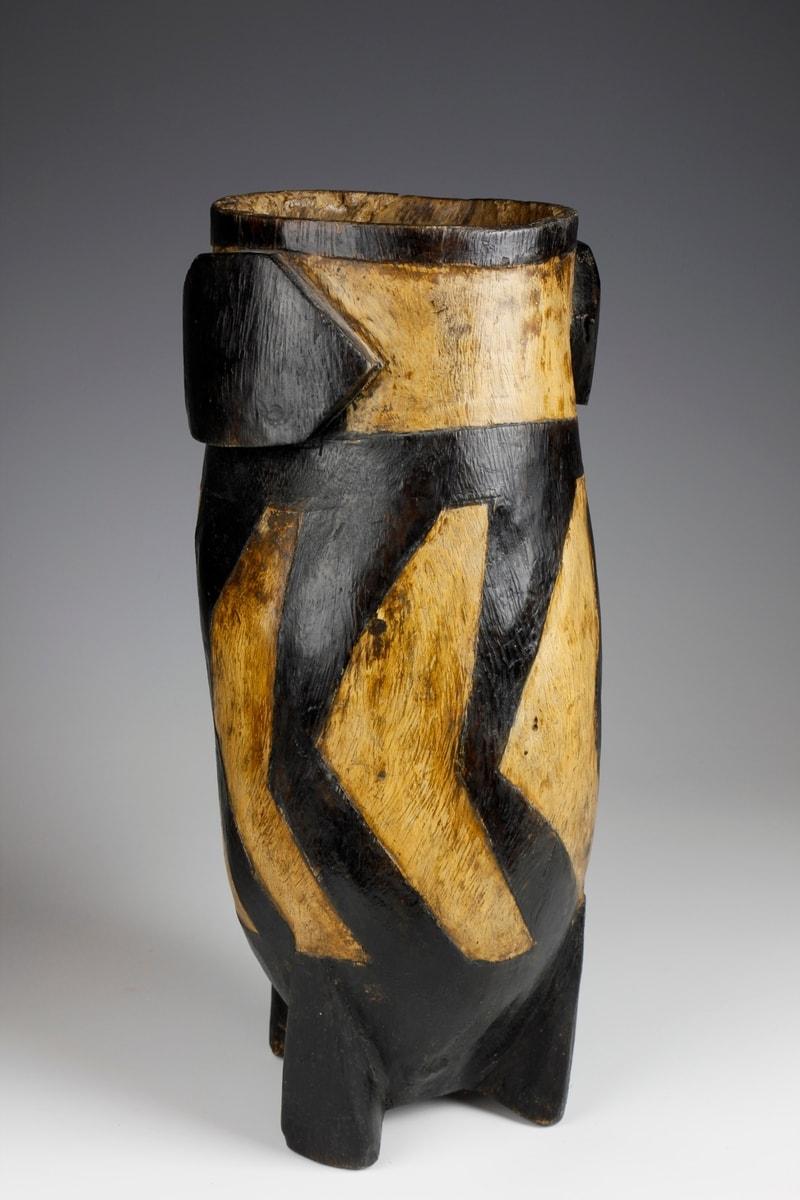 Carved Early Twentieth-Century South African Milk Pail ('Ithunga') For Sale