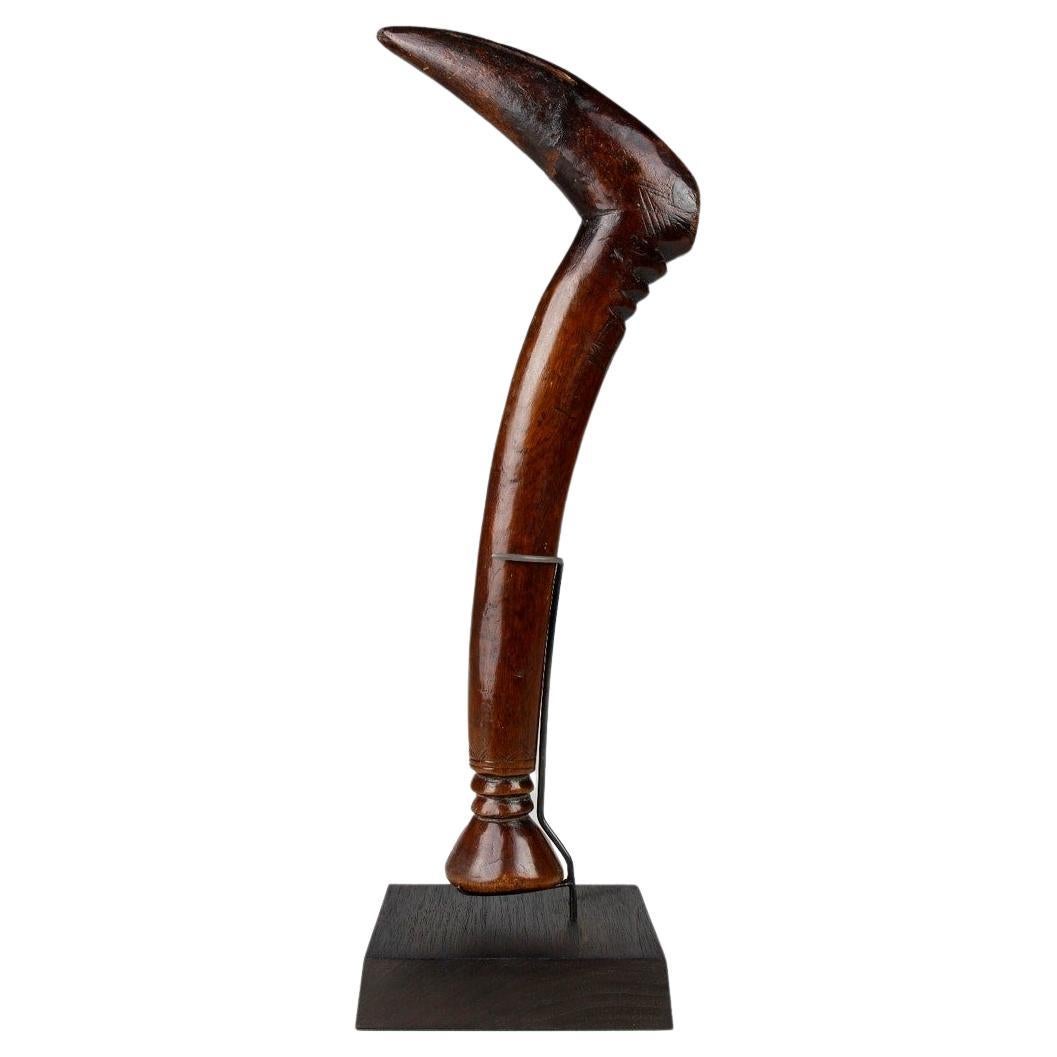 Báculo de título chokwe de principios del siglo XX con forma de pájaro, Angola