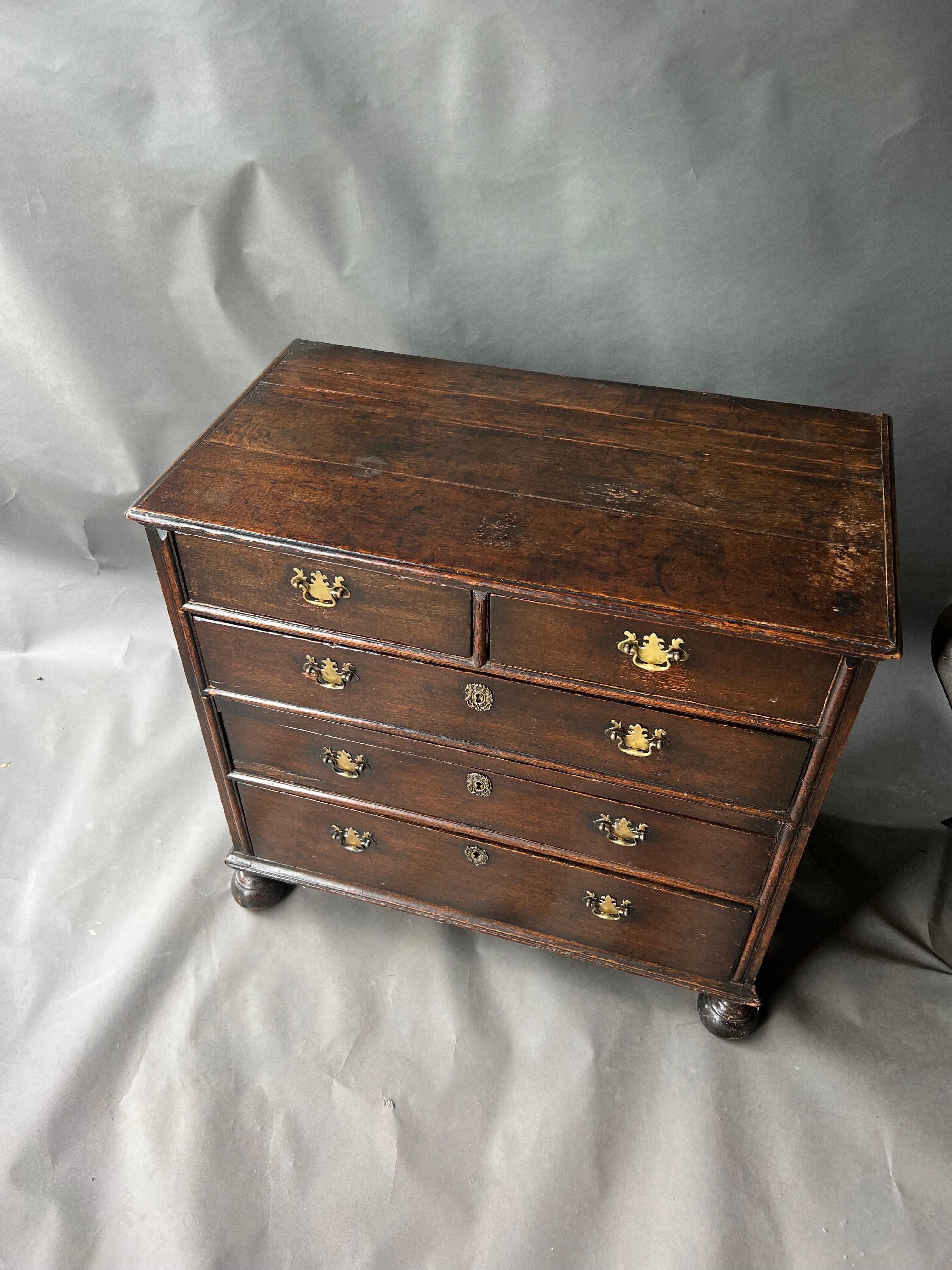 Coffre en chêne de la première période de Steele en deux parties, avec des moulures appliquées sur le dessus, des pieds tournés en boule à l'avant et des pieds en écharpe à l'arrière. 