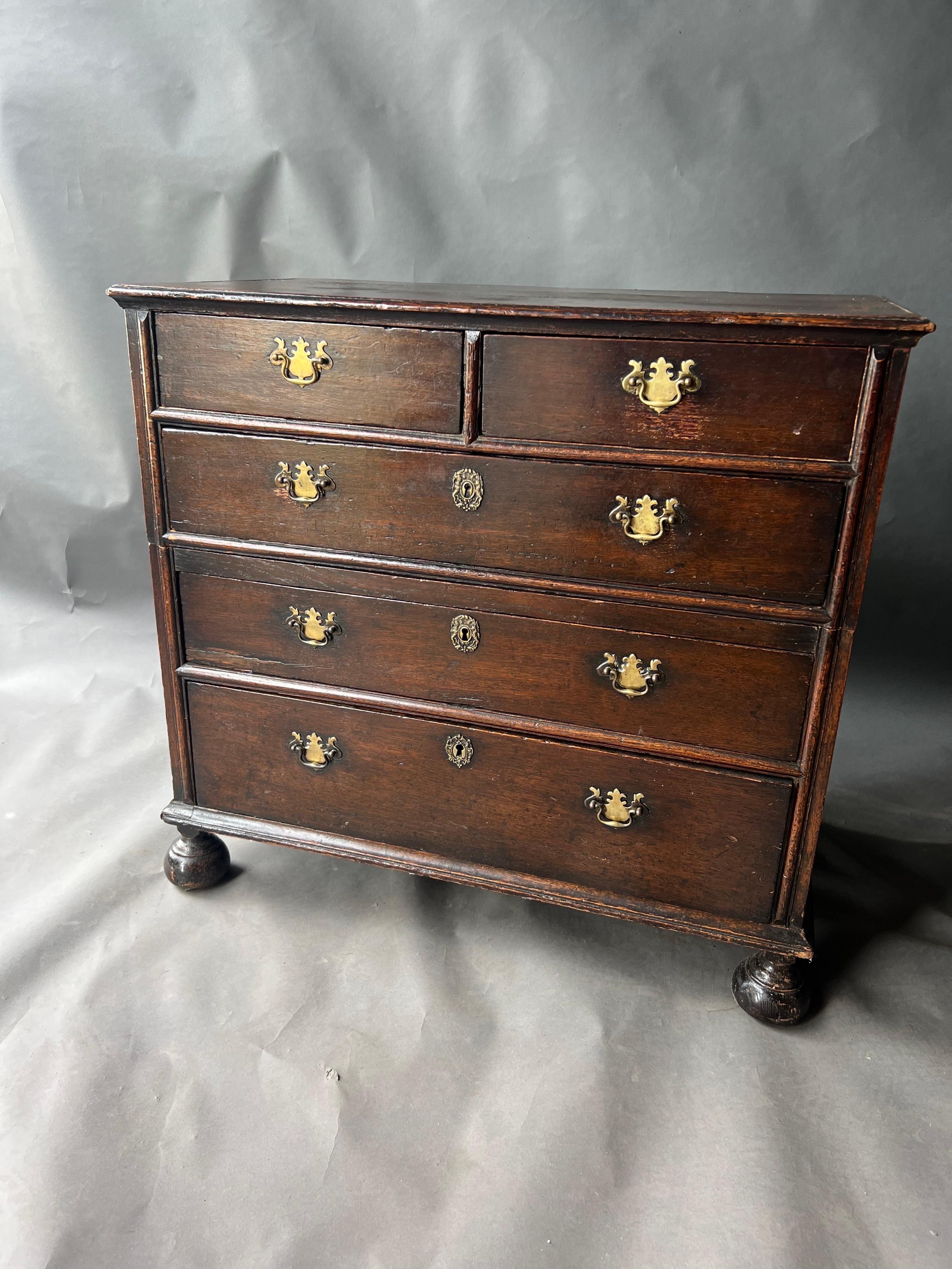 William and Mary Coffre en deux parties en Oak Oak sur des pieds Ball and Ball tournés, Circa 1680-1700 en vente