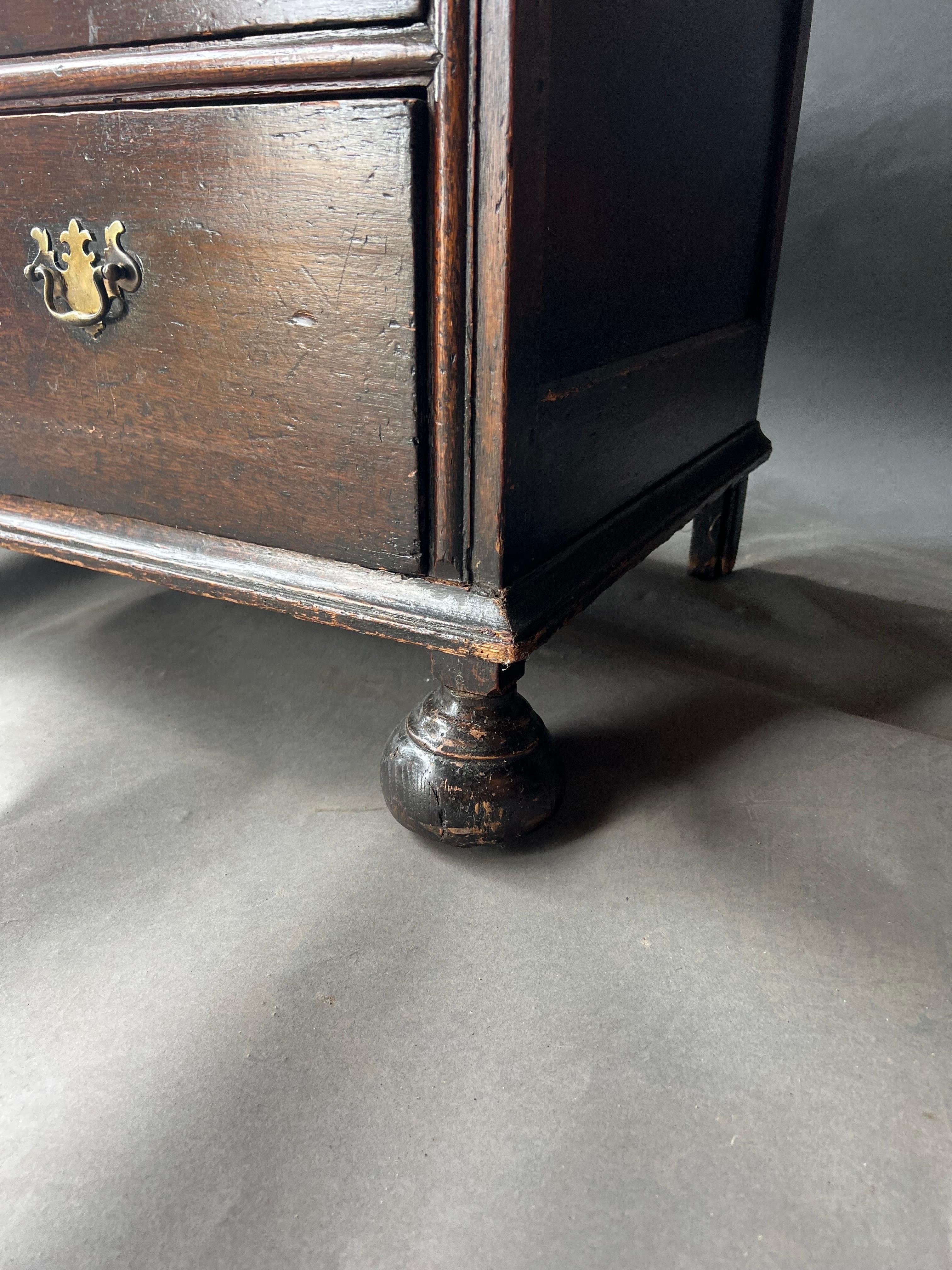 Anglais Coffre en deux parties en Oak Oak sur des pieds Ball and Ball tournés, Circa 1680-1700 en vente