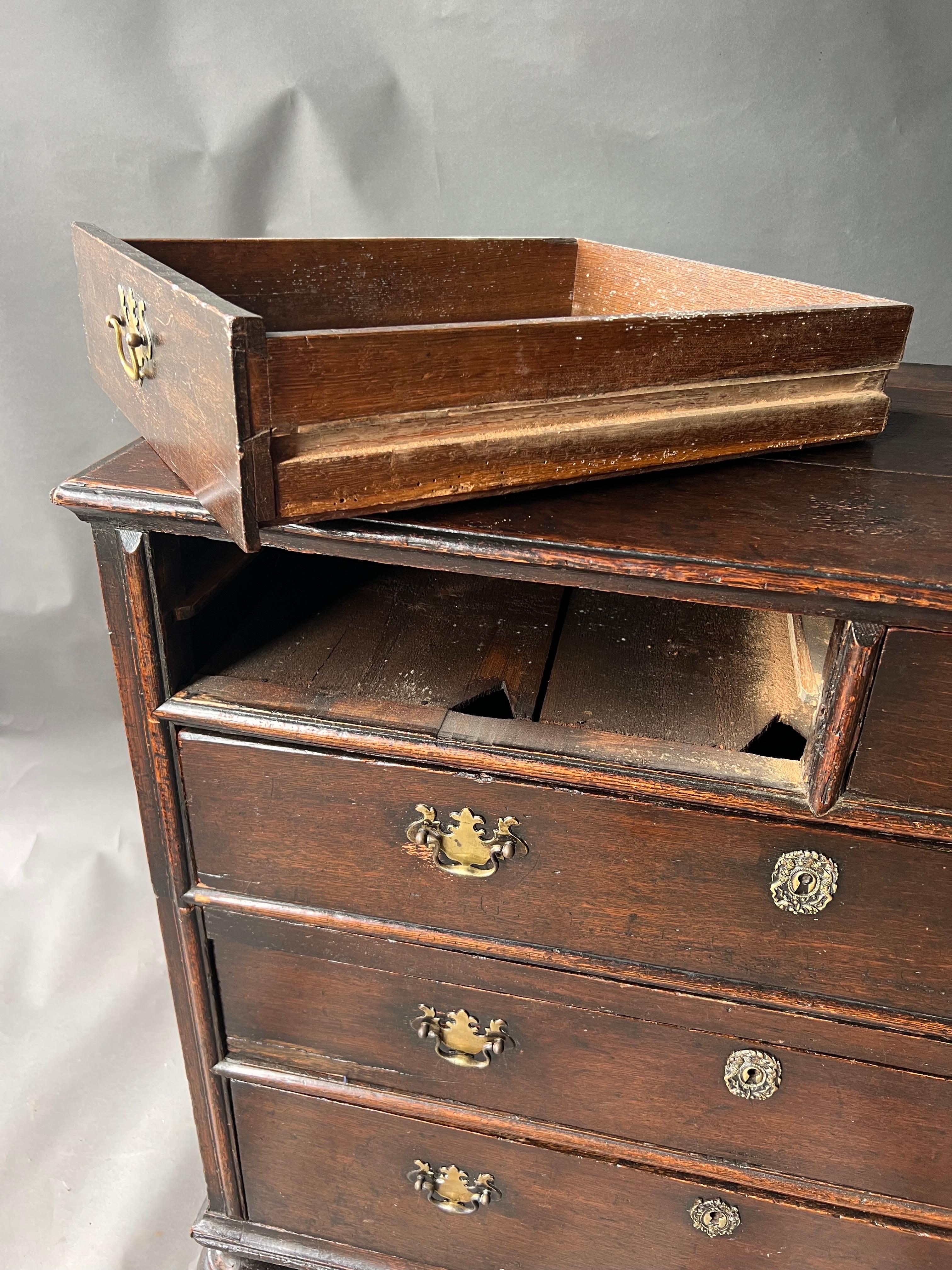 Coffre en deux parties en Oak Oak sur des pieds Ball and Ball tournés, Circa 1680-1700 Bon état - En vente à Richmond, VA