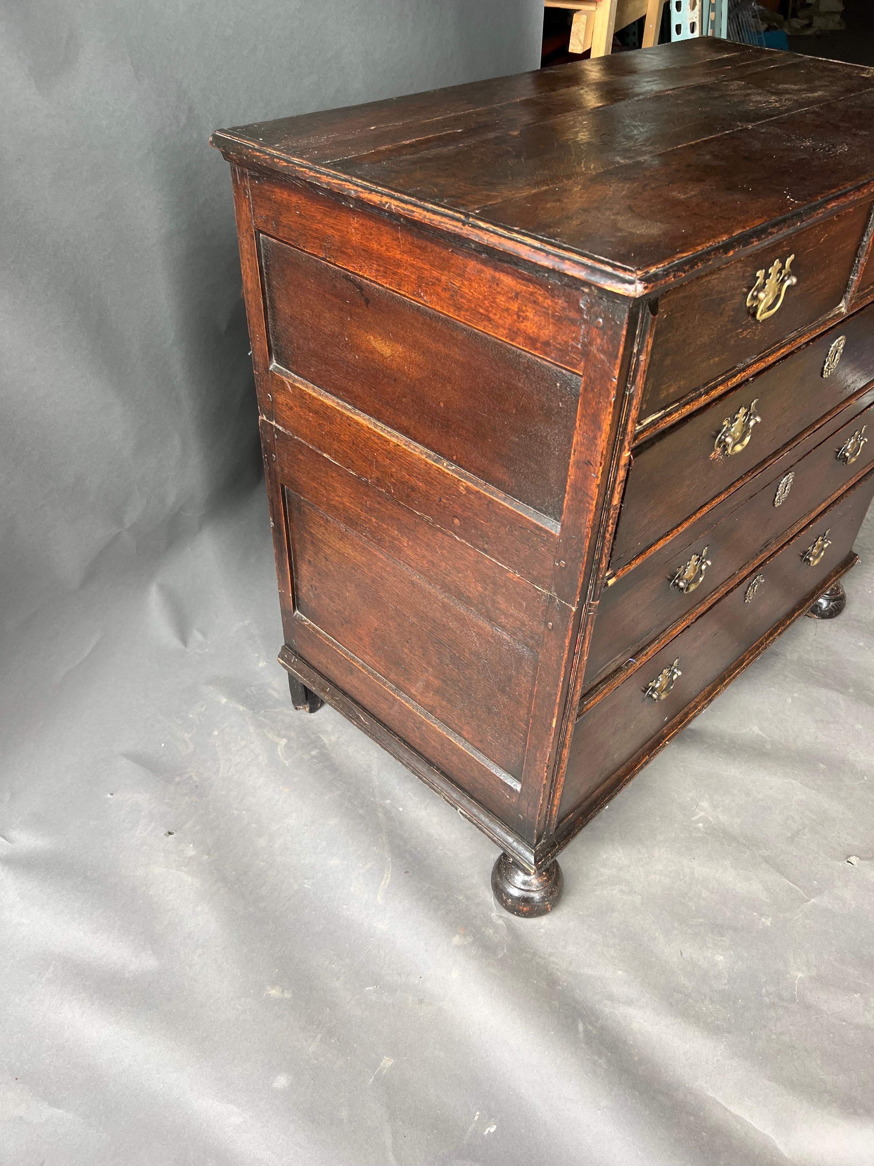 XVIIIe siècle et antérieur Coffre en deux parties en Oak Oak sur des pieds Ball and Ball tournés, Circa 1680-1700 en vente