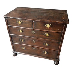 Cassapanca in Oak William & Mary in due parti su piedi a sfera torniti, CIRCA 1680-1700