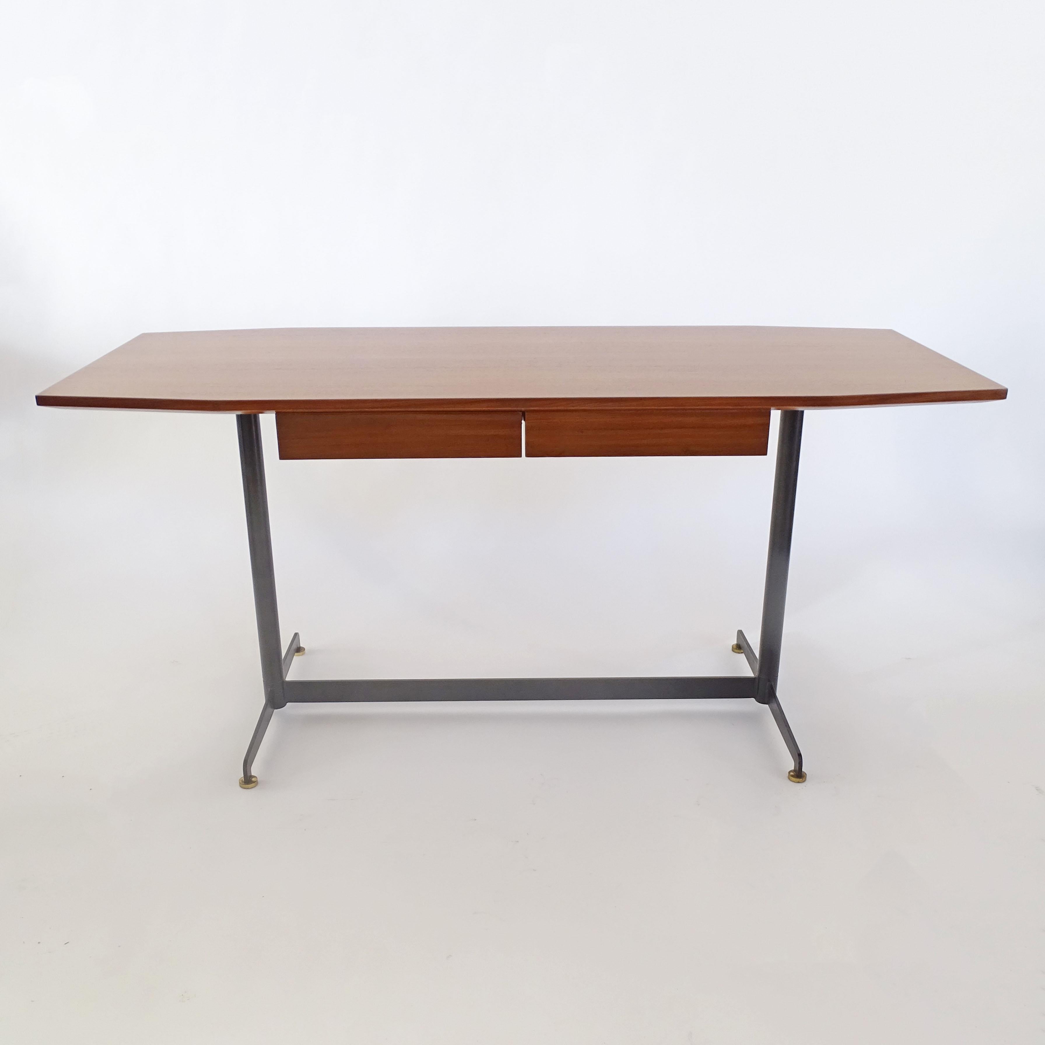 Early variant Osvaldo Borsani desk with two drawers for Tecno, Italy 1950s In Good Condition For Sale In Milan, IT